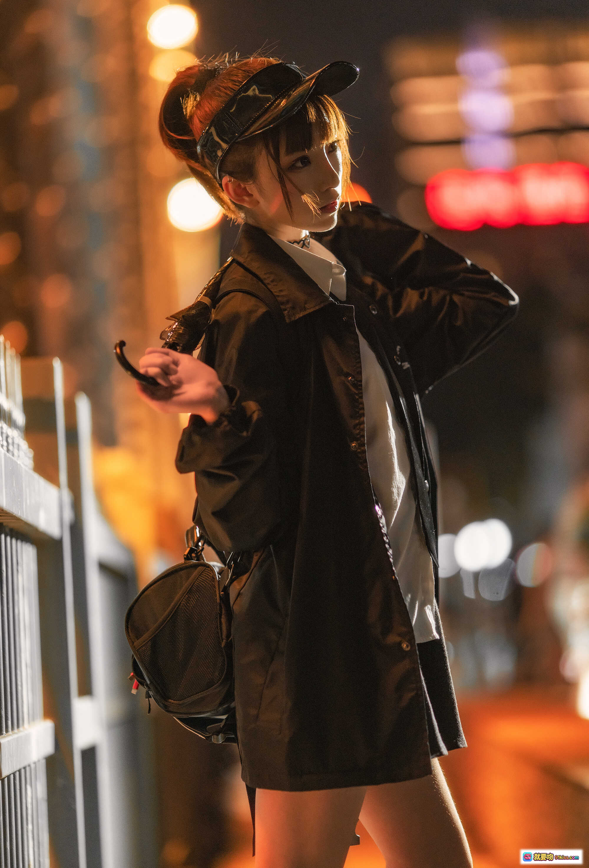 图片[10] - Kitaro_绮太郎 NO.018 光影夜拍写真｜透明雨伞逆光人像｜都市街头氛围感｜黑色外套侧颜特写｜霓虹灯背景虚化｜12P高清图集 - 就要吻