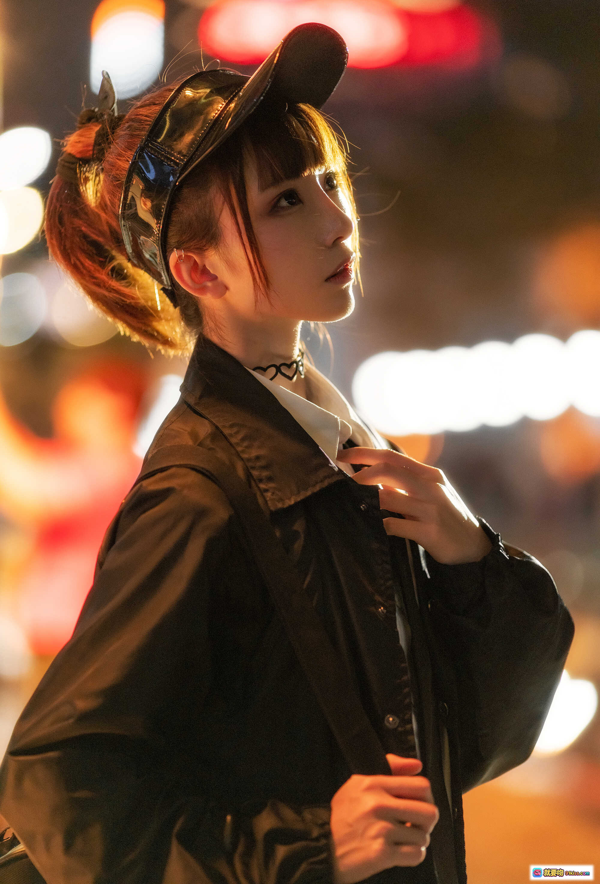 图片[8] - Kitaro_绮太郎 NO.018 光影夜拍写真｜透明雨伞逆光人像｜都市街头氛围感｜黑色外套侧颜特写｜霓虹灯背景虚化｜12P高清图集 - 就要吻