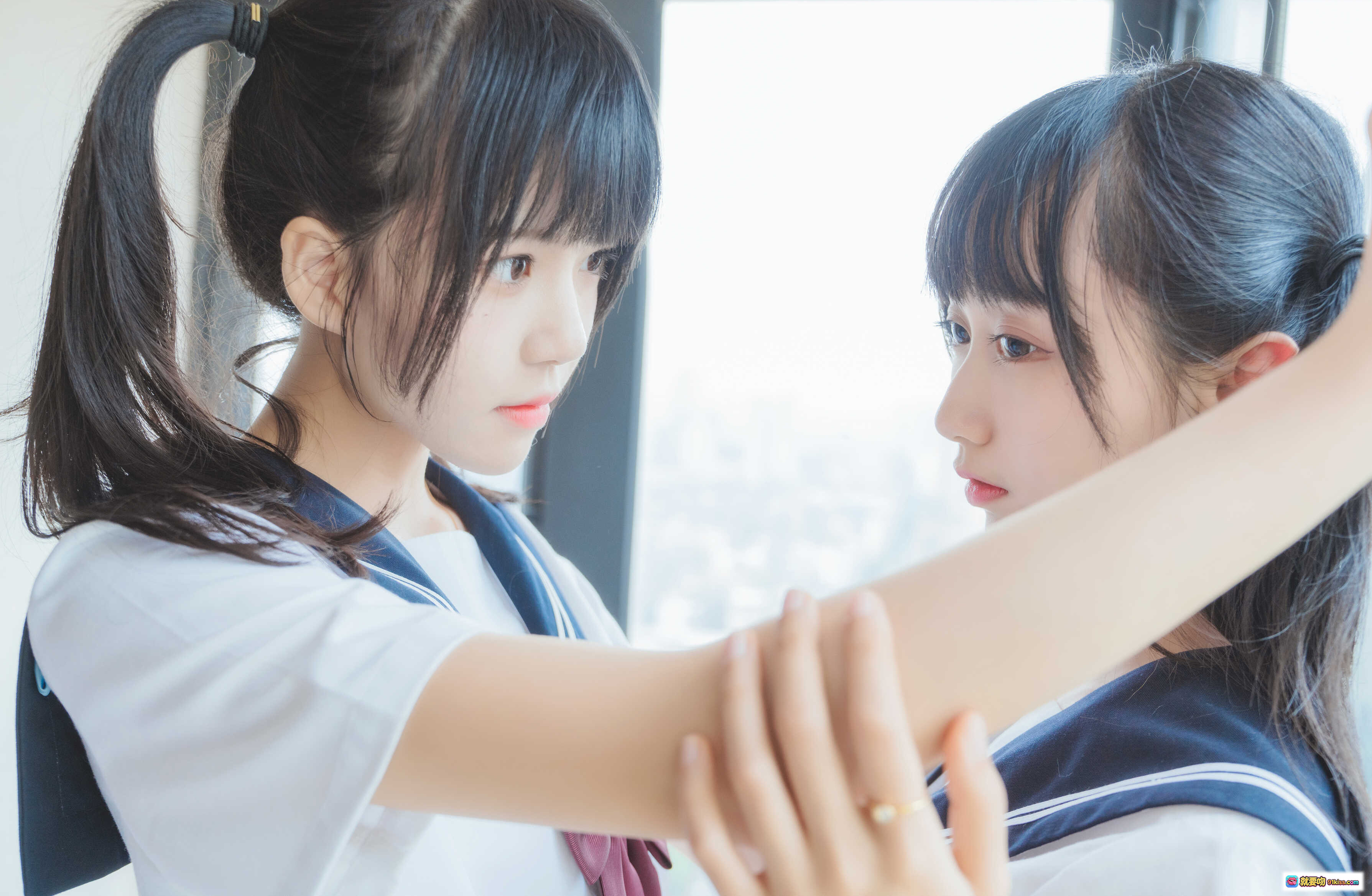 图片[9] - 木绵绵OwO NO.048 桜桃喵 制服少女双人写真 甜美双马尾 日系水手服 亲密互动 高清摄影 38P精选 - 就要吻