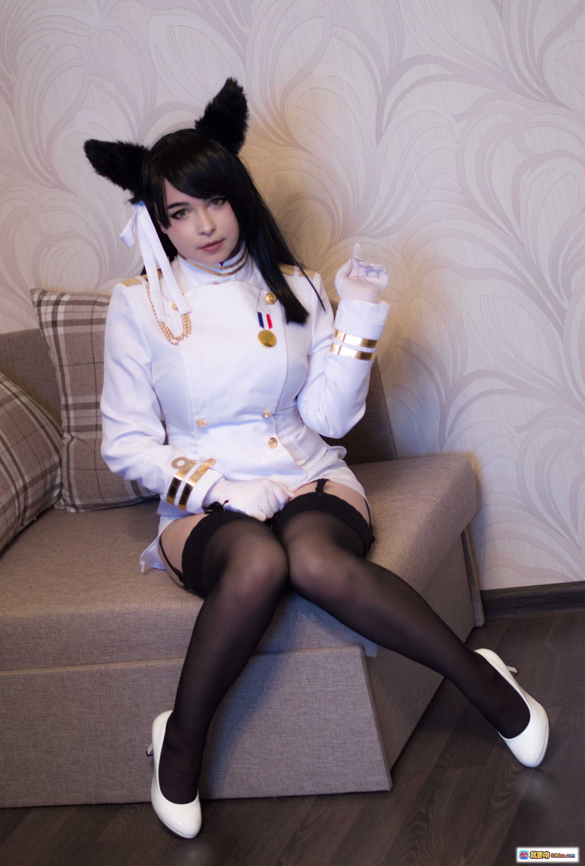 图片[4] - 001 Yoshinobi Atago 黑丝猫耳女仆装性感写真 俯身沙发持刀姿势 诱惑美臀高跟鞋室内摄影 - 就要吻