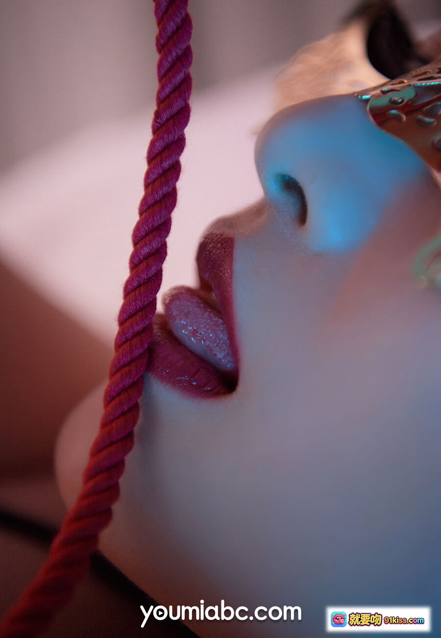 图片[10] - YouMi尤蜜溪溪性感写真｜网格丝袜床照｜霓虹光影私房美图｜2020.03.06特辑 - 就要吻