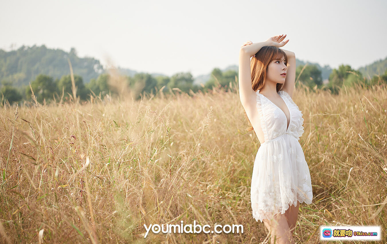 图片[4] - 自然流露小语写真 | 白色蕾丝裙草地坐姿 | 优雅清新户外人像 | YouMi尤蜜2020精选37P - 就要吻