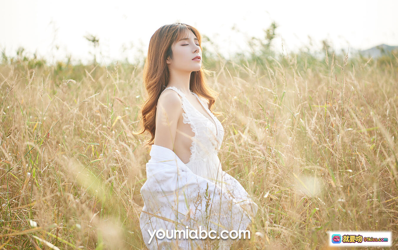 图片[3] - 自然流露小语写真 | 白色蕾丝裙草地坐姿 | 优雅清新户外人像 | YouMi尤蜜2020精选37P - 就要吻
