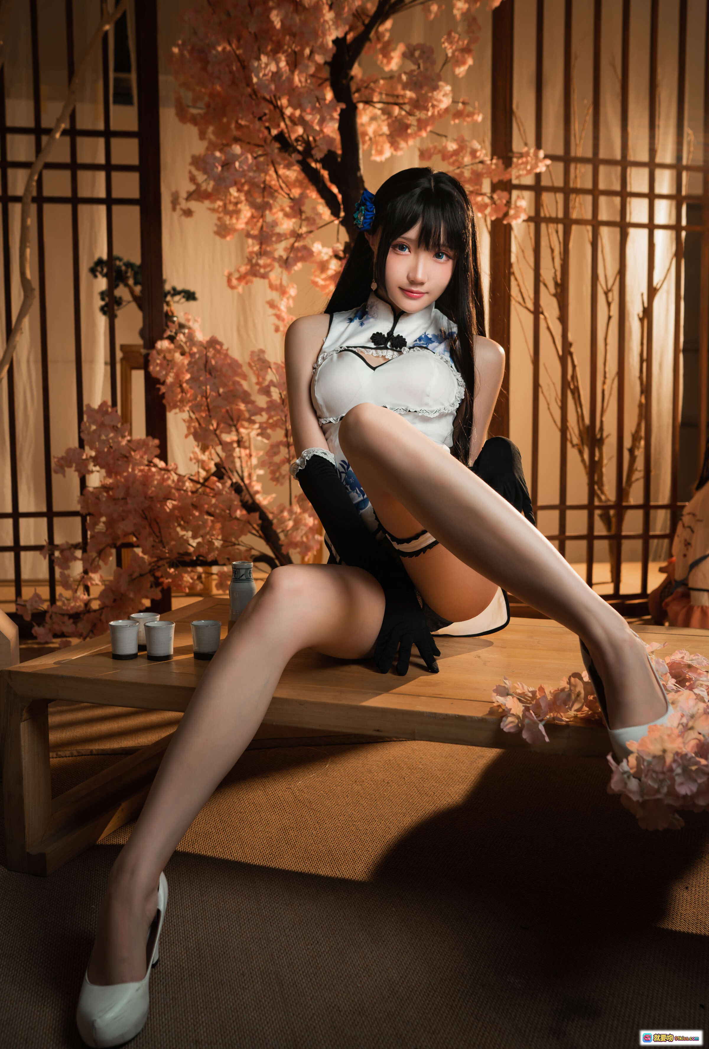 图片[6] - 瓜希酱NO.004瓶儿写真｜旗袍少女黑长直蓝花发饰蕾丝内衣黑手套日式樱花背景美腿坐姿12P - 就要吻