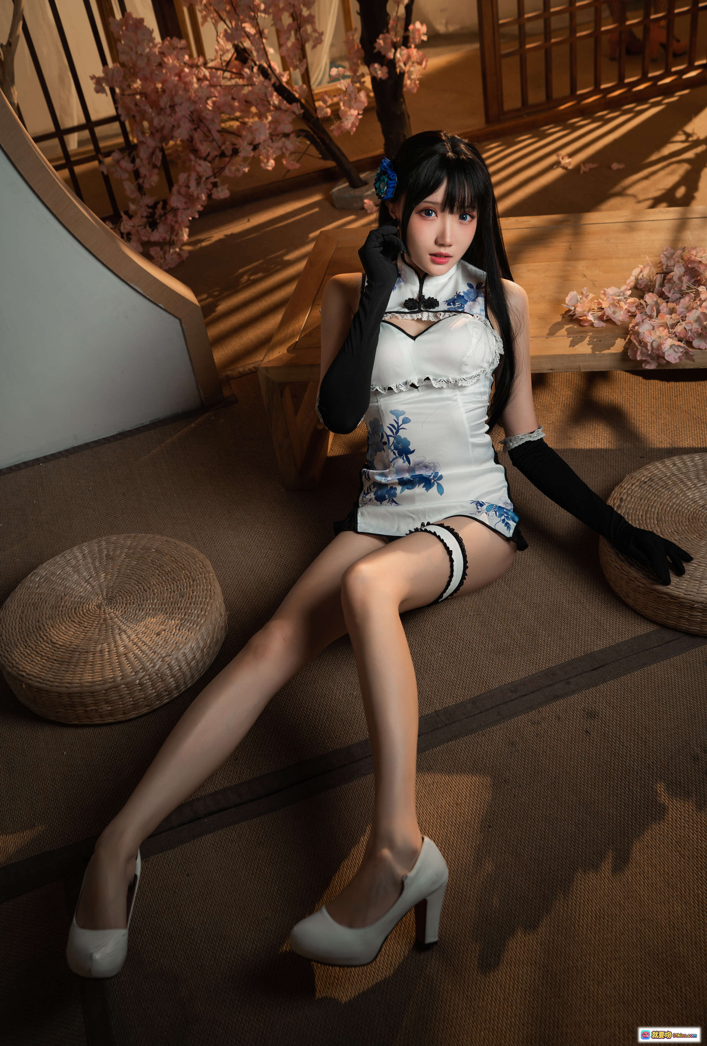 图片[9] - 瓜希酱NO.004瓶儿写真｜旗袍少女黑长直蓝花发饰蕾丝内衣黑手套日式樱花背景美腿坐姿12P - 就要吻