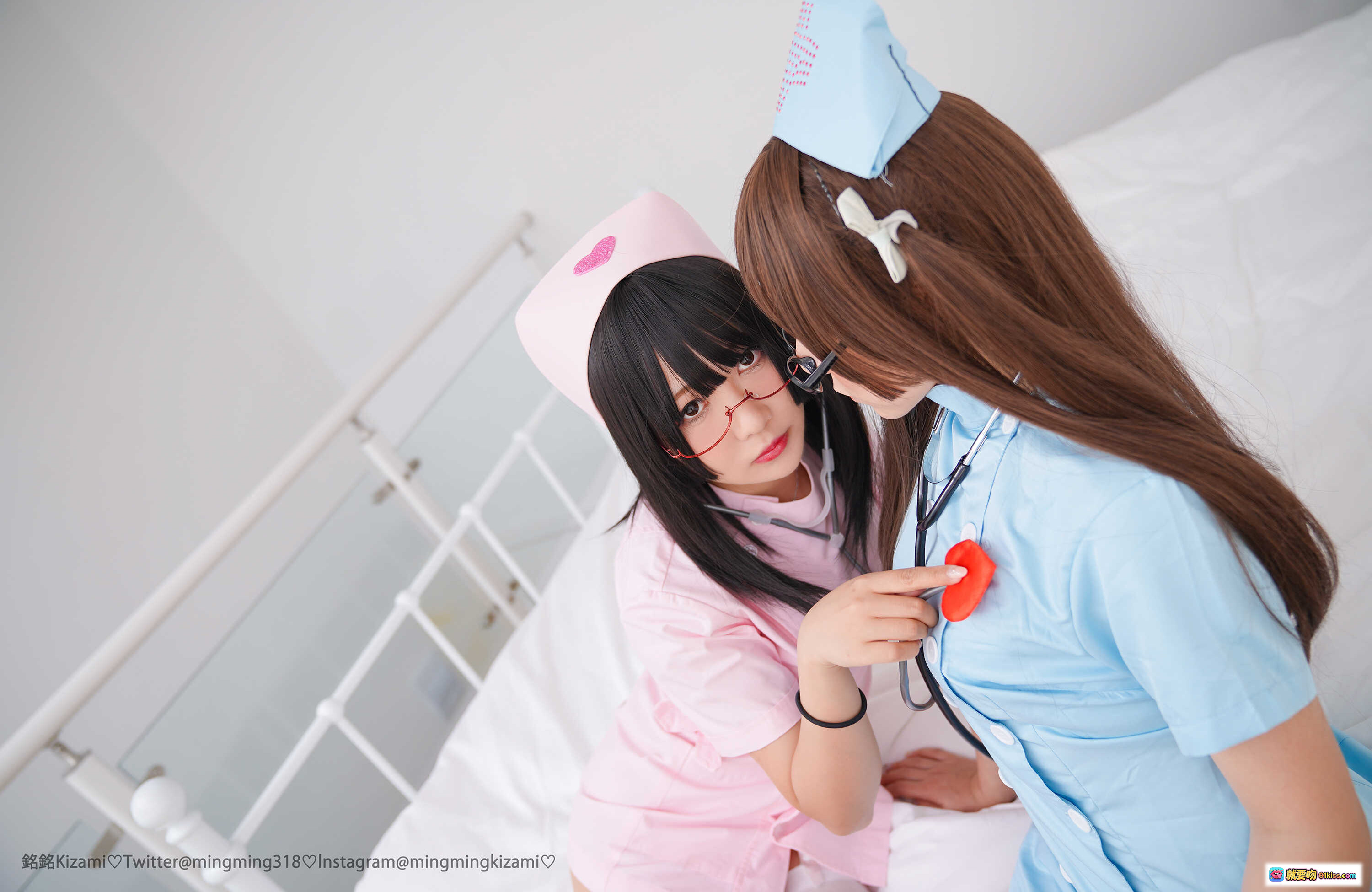 图片[10] - 铭铭Kizami Vol.005 軟妹搖搖樂護士裝寫真 93P高畫質粉藍護士服Cosplay 白絲美腿床戲互動拍攝 - 就要吻