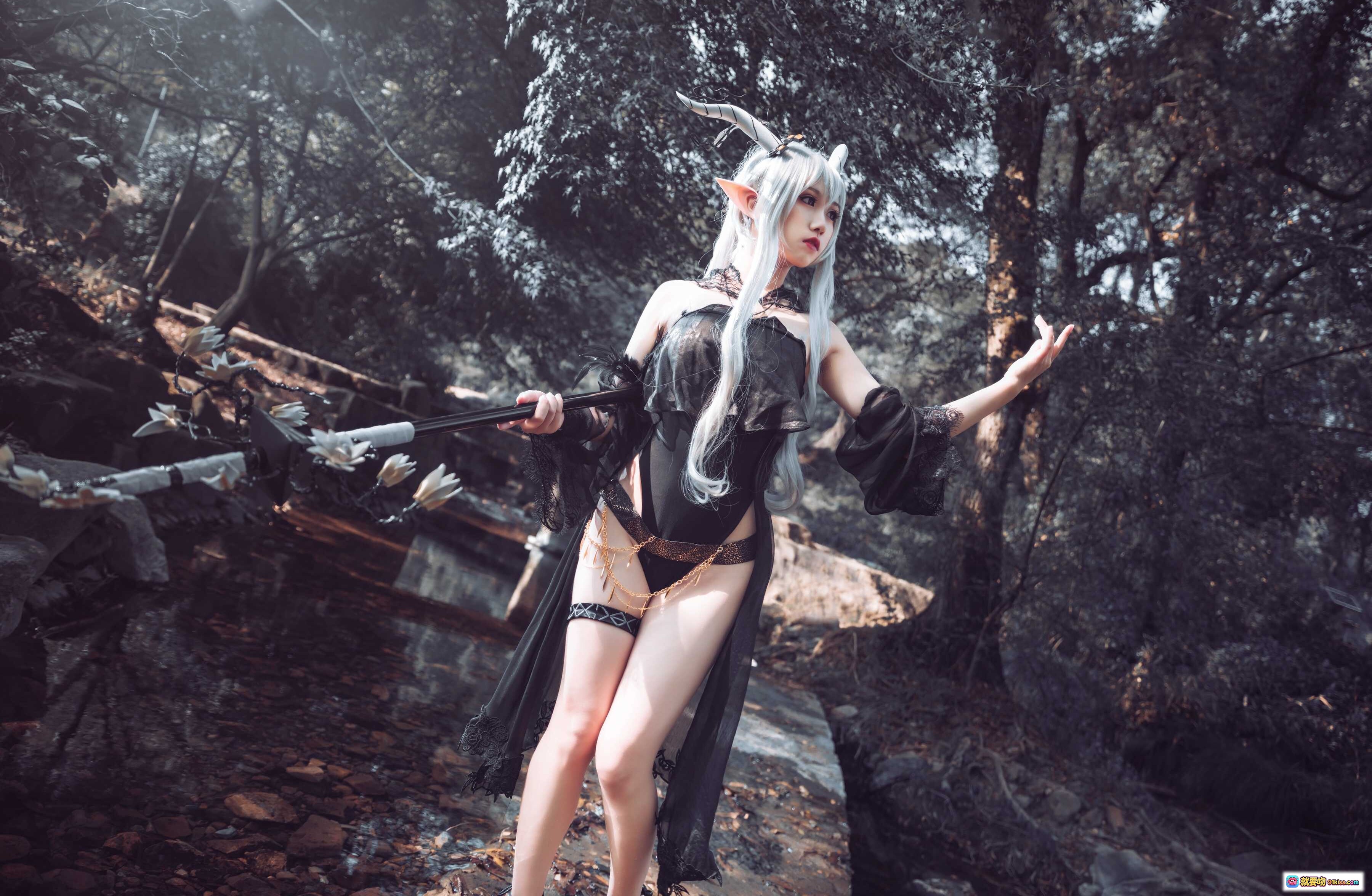图片[1] - 芋圆侑子NO.008闪灵泳装Cosplay森林写真 银发精灵角黑纱透视装手持武器自然光影美图 - 就要吻