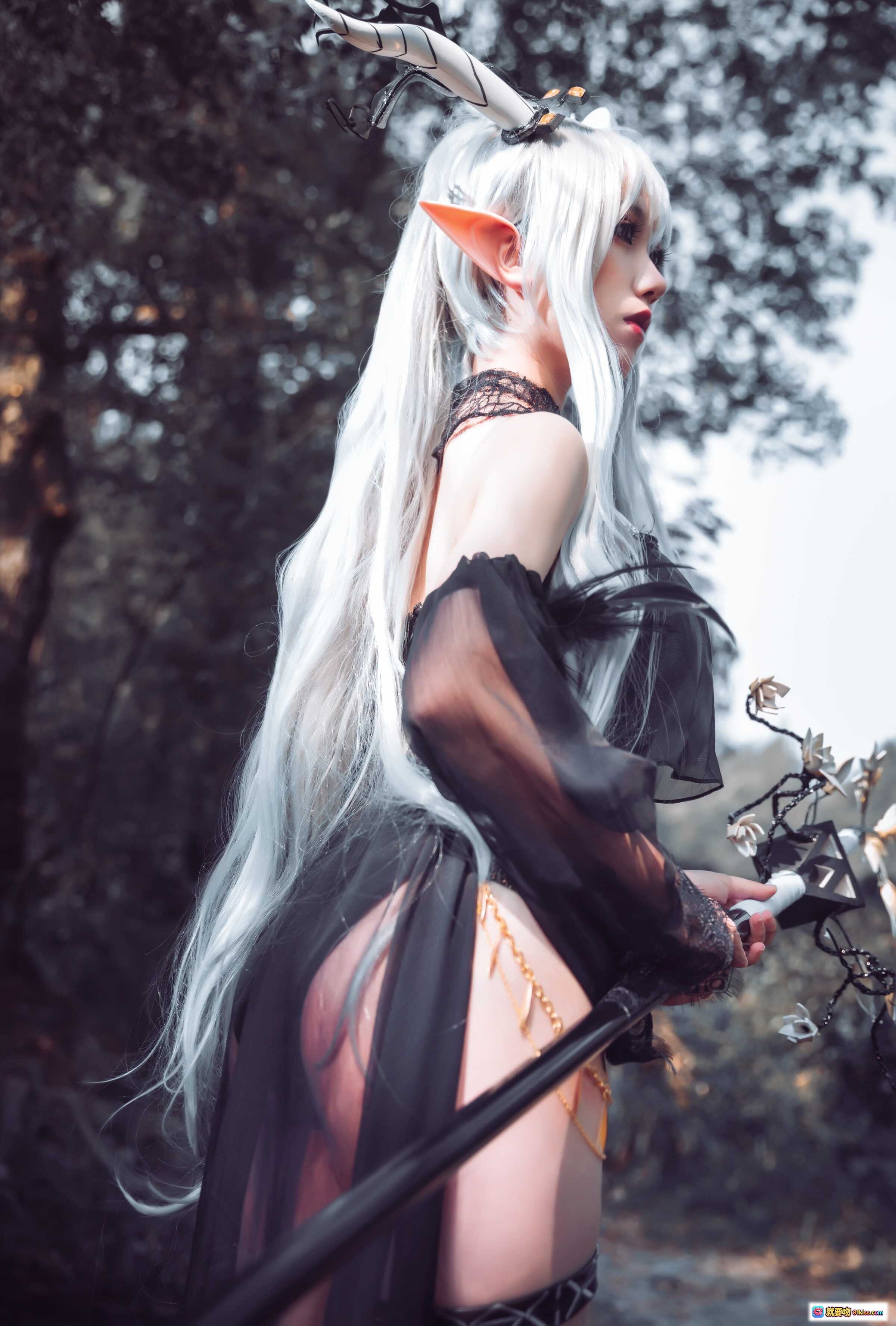 图片[6] - 芋圆侑子NO.008闪灵泳装Cosplay森林写真 银发精灵角黑纱透视装手持武器自然光影美图 - 就要吻