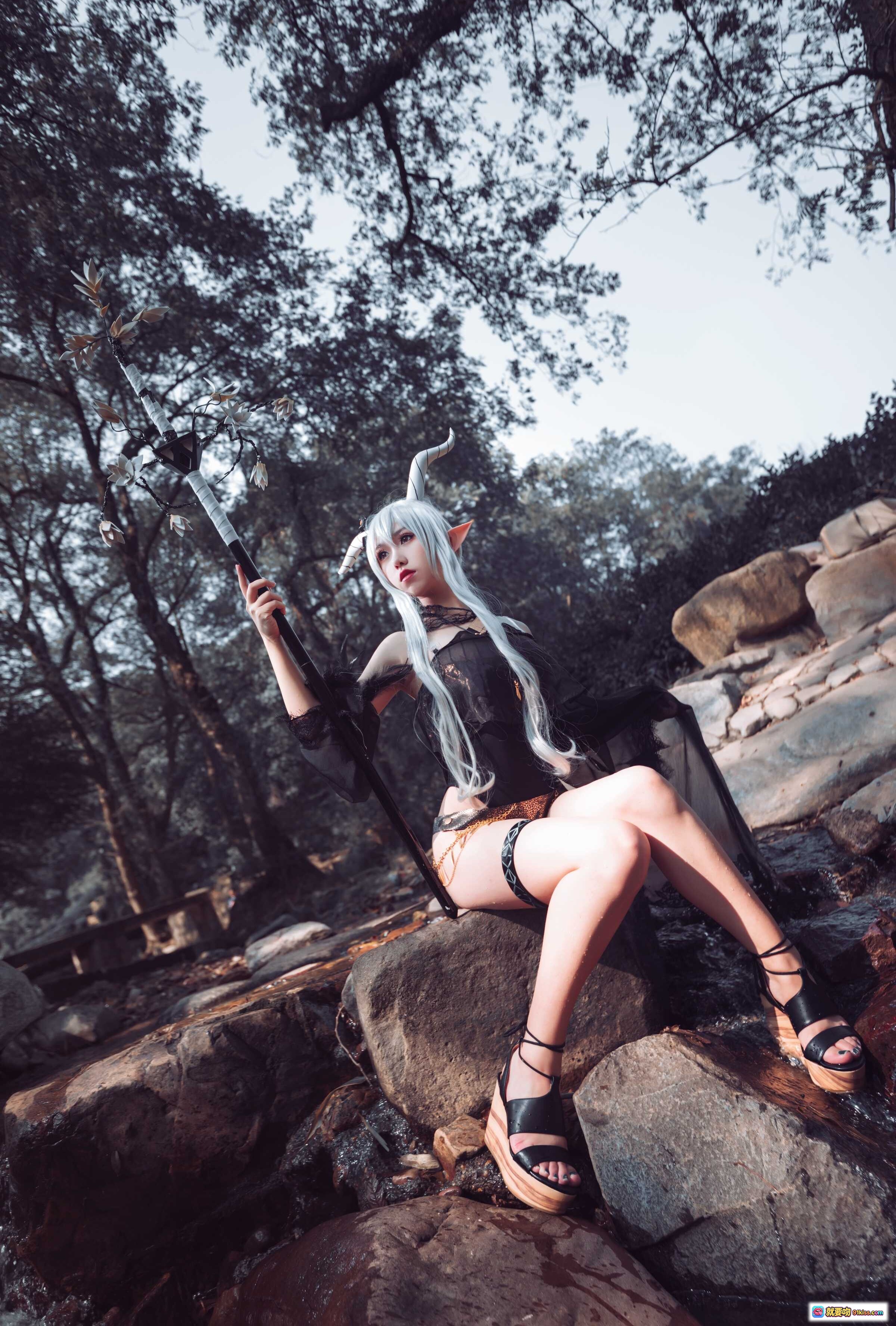 图片[4] - 芋圆侑子NO.008闪灵泳装Cosplay森林写真 银发精灵角黑纱透视装手持武器自然光影美图 - 就要吻