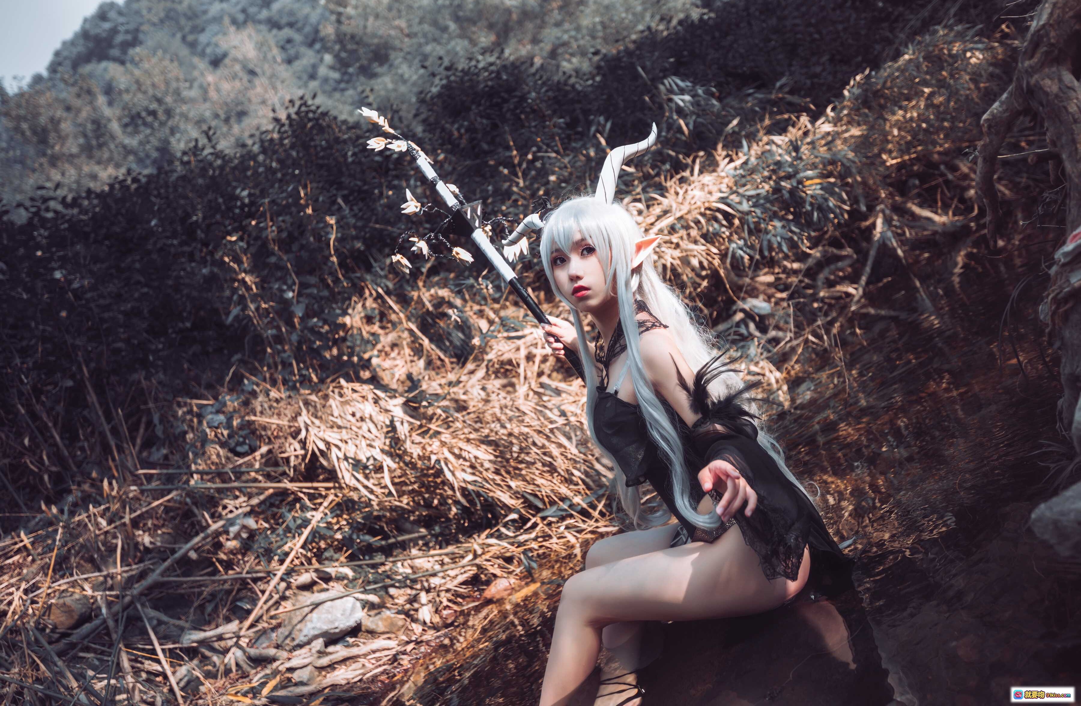 图片[2] - 芋圆侑子NO.008闪灵泳装Cosplay森林写真 银发精灵角黑纱透视装手持武器自然光影美图 - 就要吻