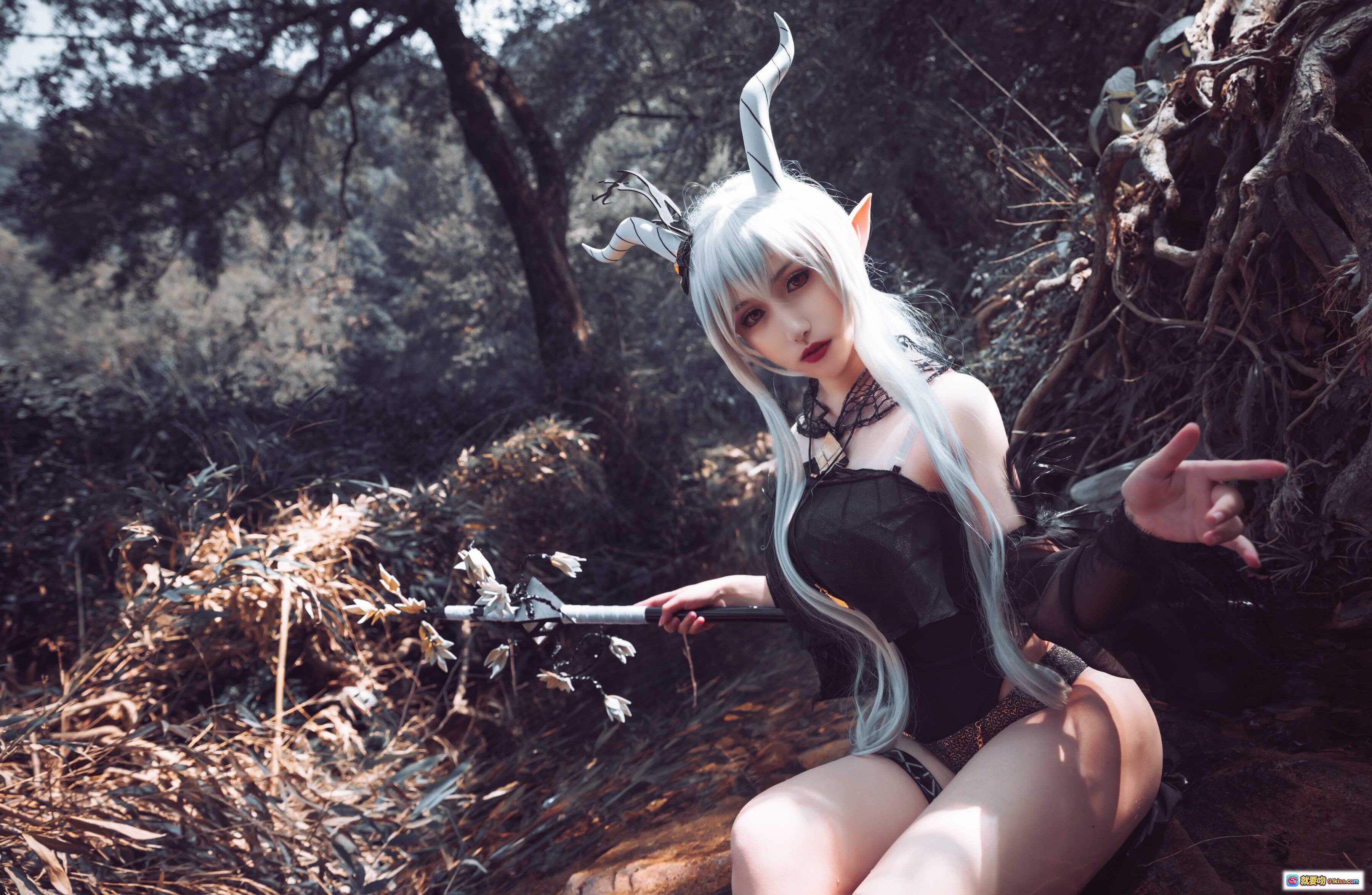 图片[3] - 芋圆侑子NO.008闪灵泳装Cosplay森林写真 银发精灵角黑纱透视装手持武器自然光影美图 - 就要吻