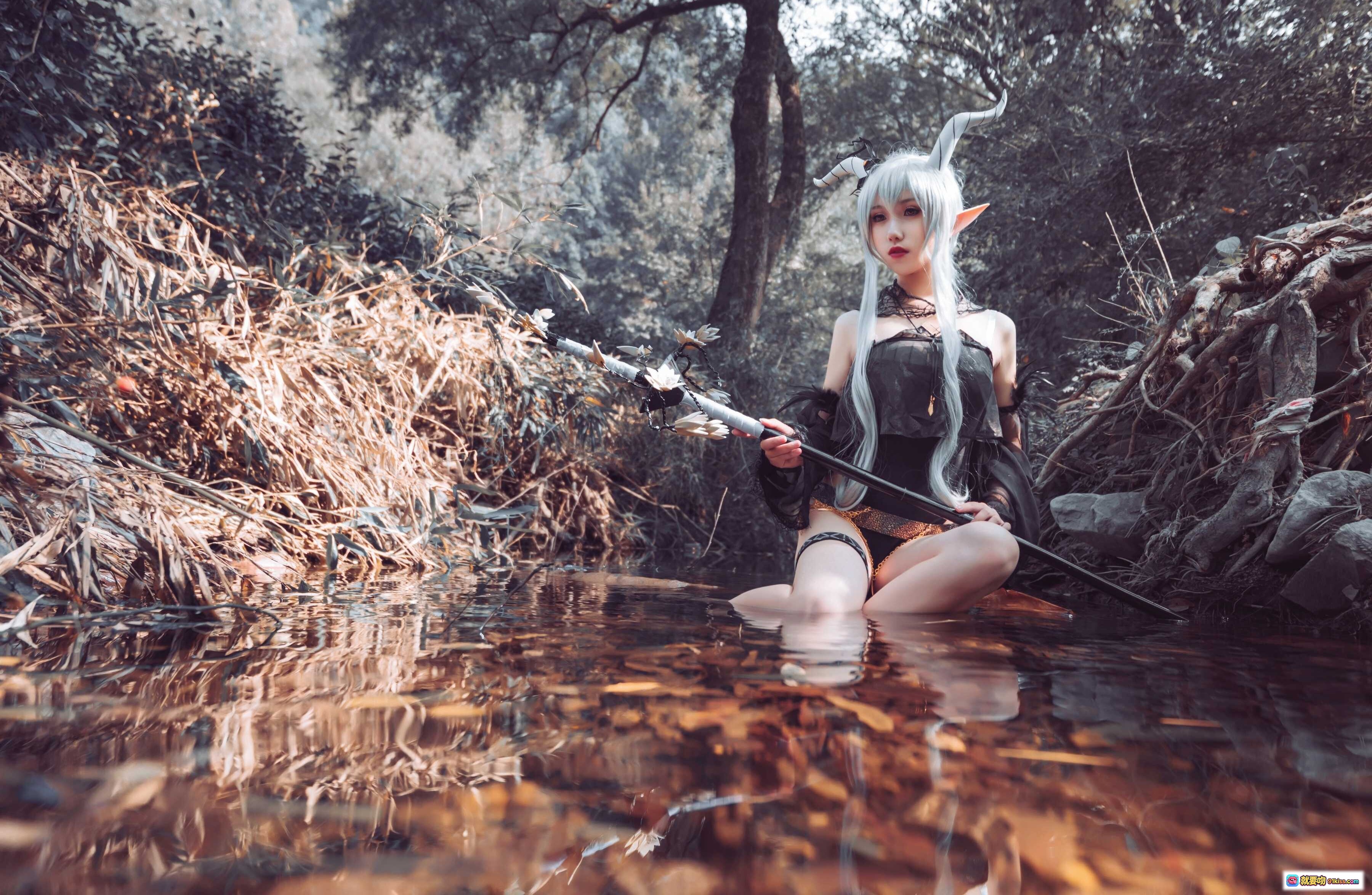 图片[9] - 芋圆侑子NO.008闪灵泳装Cosplay森林写真 银发精灵角黑纱透视装手持武器自然光影美图 - 就要吻