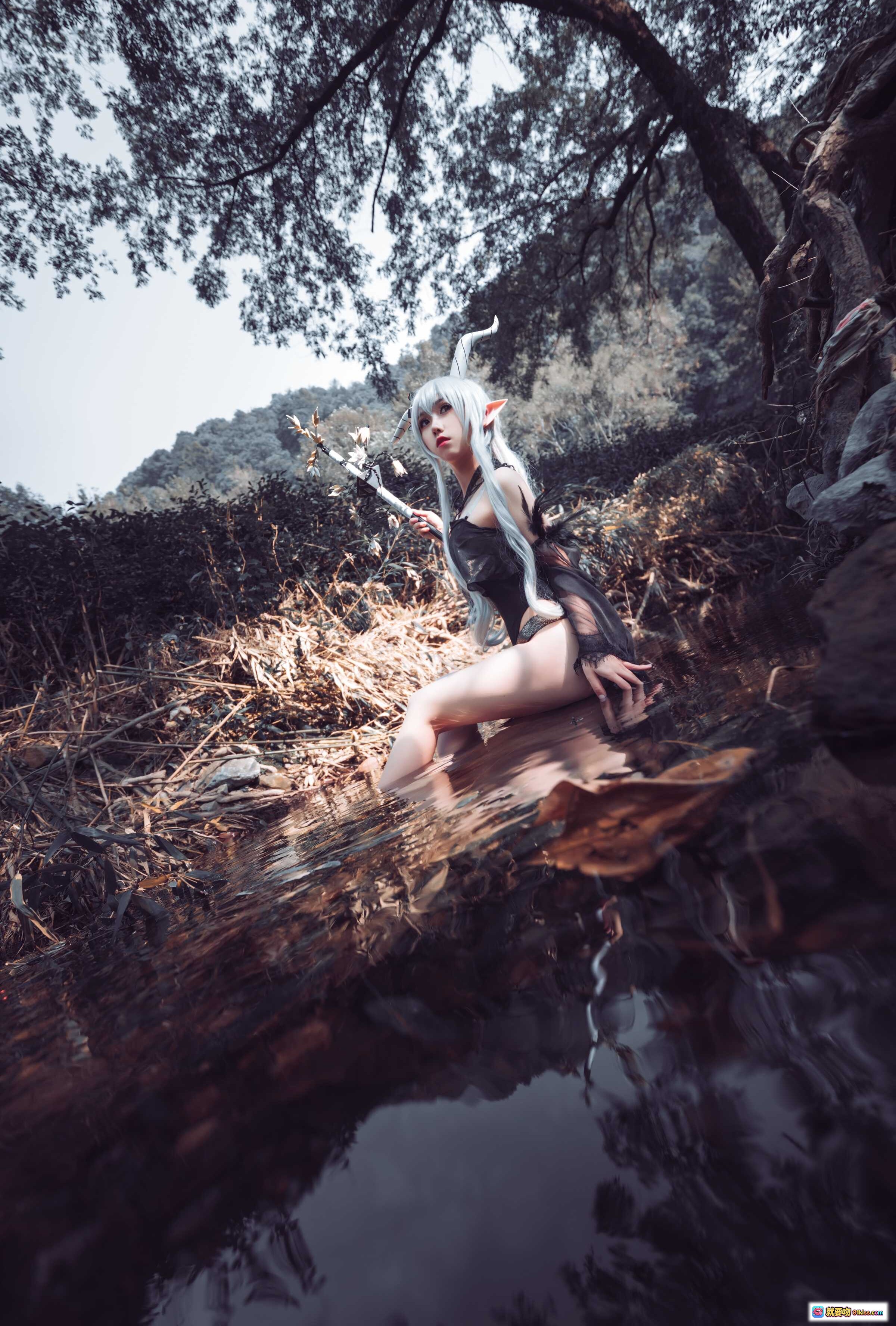 图片[8] - 芋圆侑子NO.008闪灵泳装Cosplay森林写真 银发精灵角黑纱透视装手持武器自然光影美图 - 就要吻