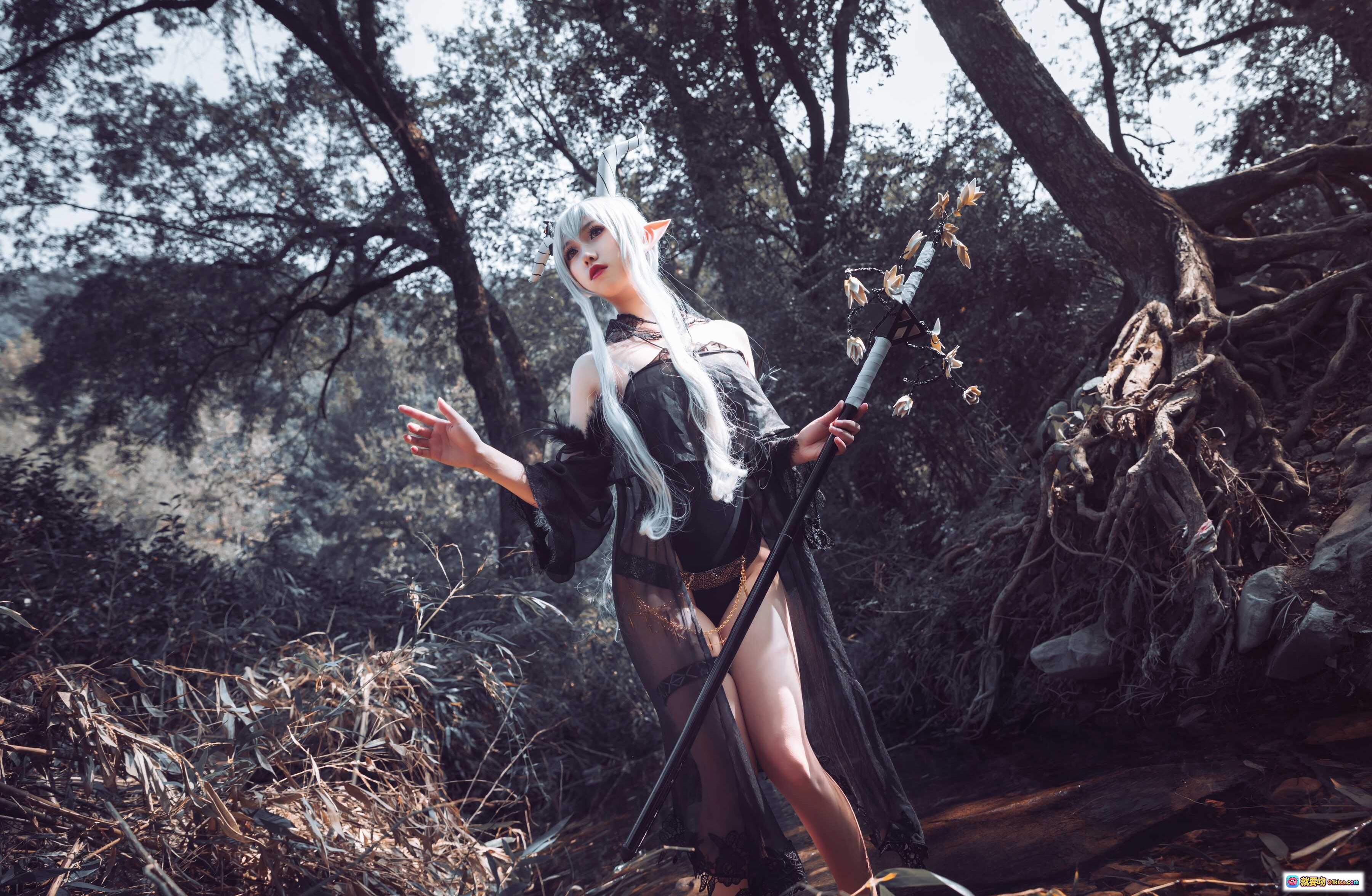 图片[7] - 芋圆侑子NO.008闪灵泳装Cosplay森林写真 银发精灵角黑纱透视装手持武器自然光影美图 - 就要吻