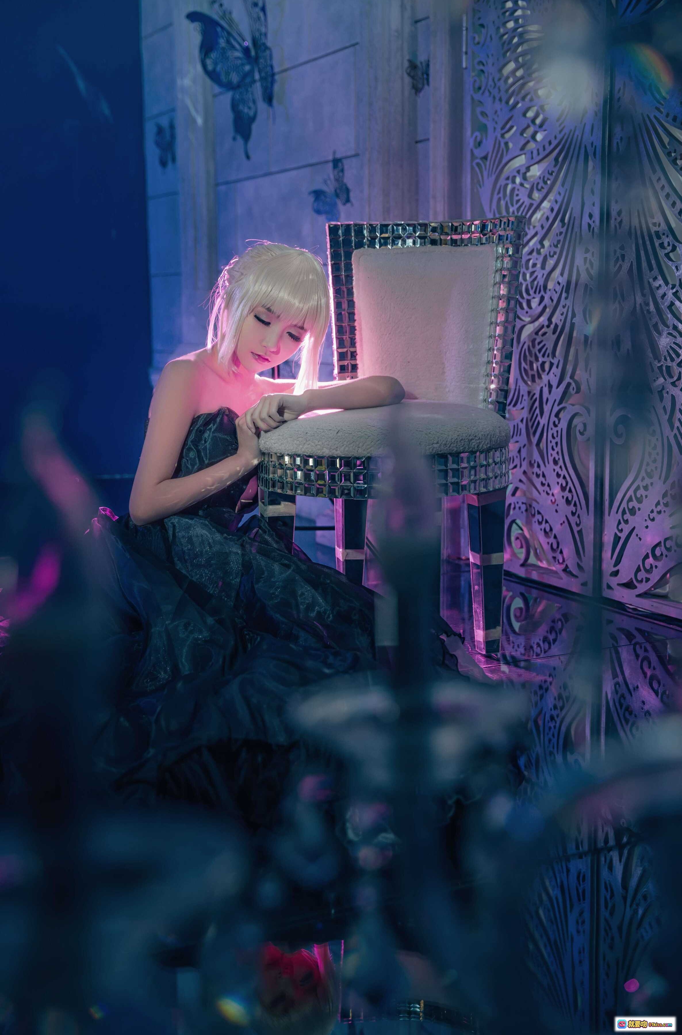 图片[7] - 吾王COS阿尔托莉雅黑裙礼服紫光古堡场景羽毛装饰唯美写真 - 就要吻