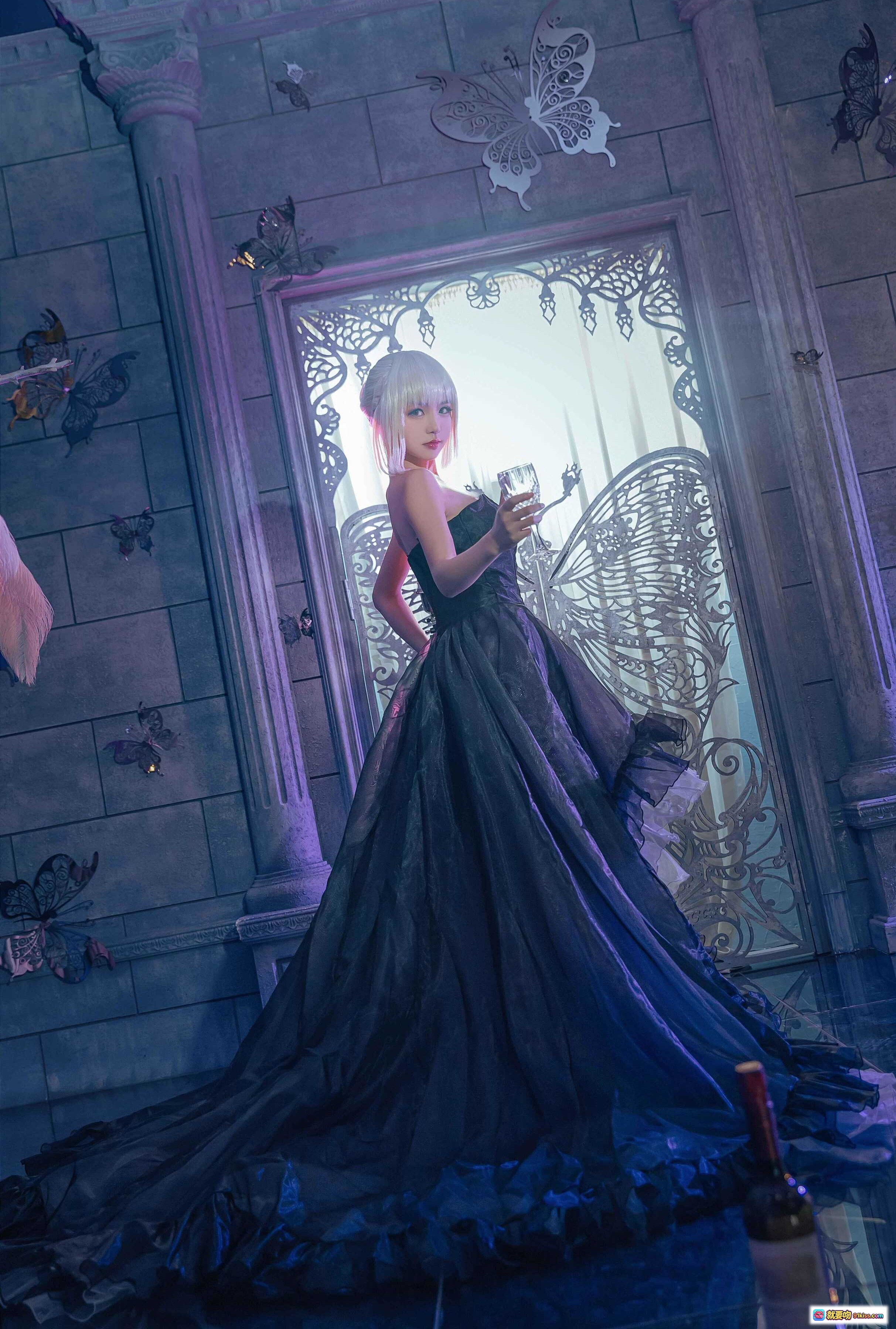 图片[2] - 吾王COS阿尔托莉雅黑裙礼服紫光古堡场景羽毛装饰唯美写真 - 就要吻