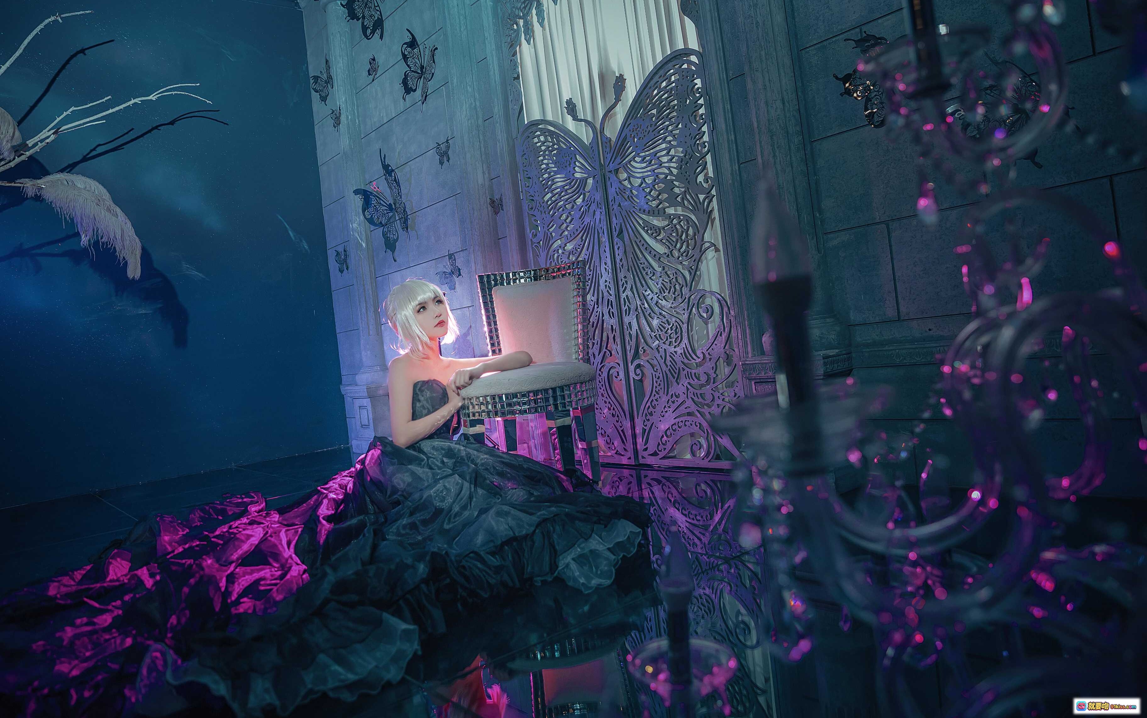 图片[3] - 吾王COS阿尔托莉雅黑裙礼服紫光古堡场景羽毛装饰唯美写真 - 就要吻