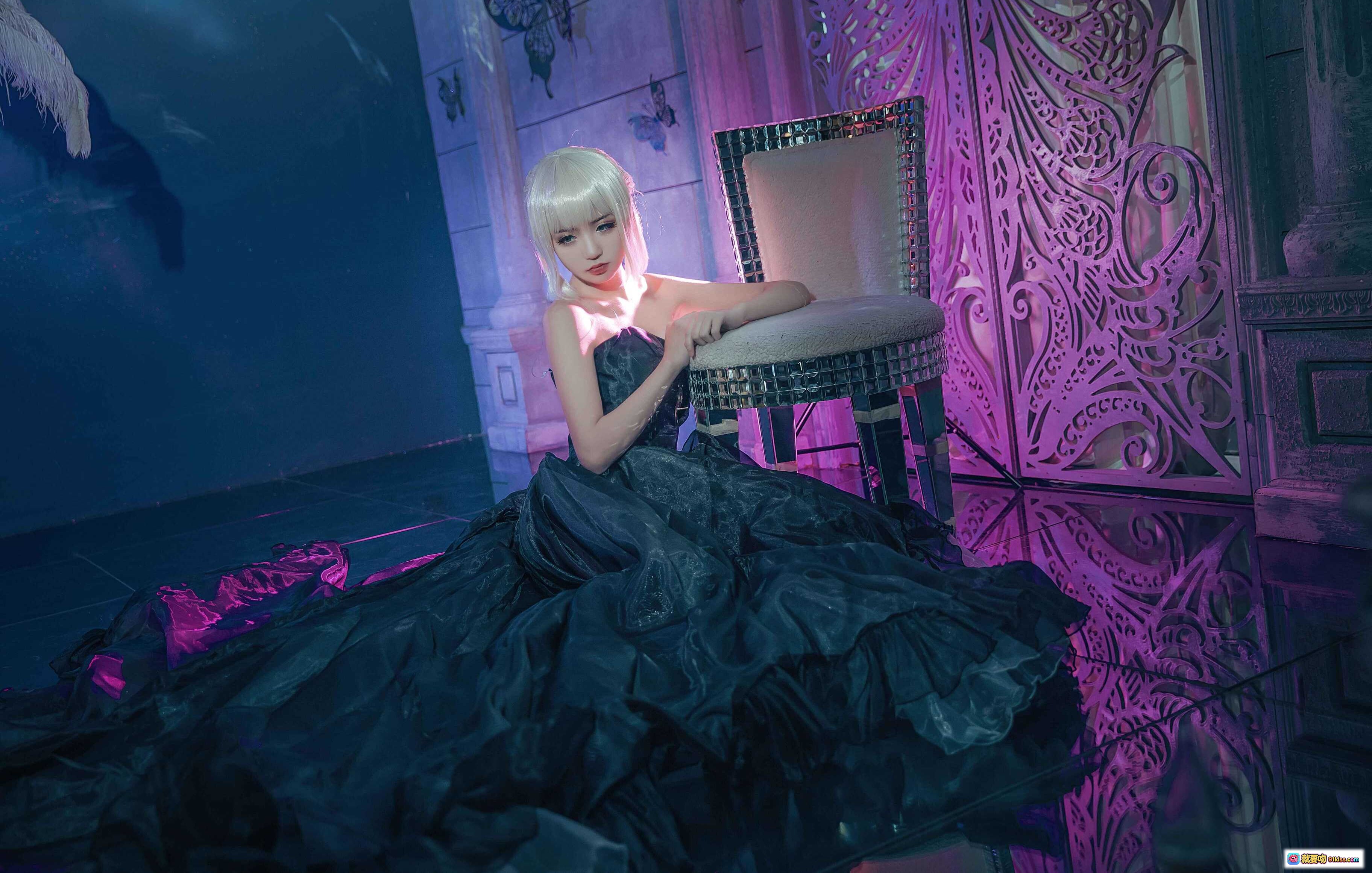 图片[6] - 吾王COS阿尔托莉雅黑裙礼服紫光古堡场景羽毛装饰唯美写真 - 就要吻