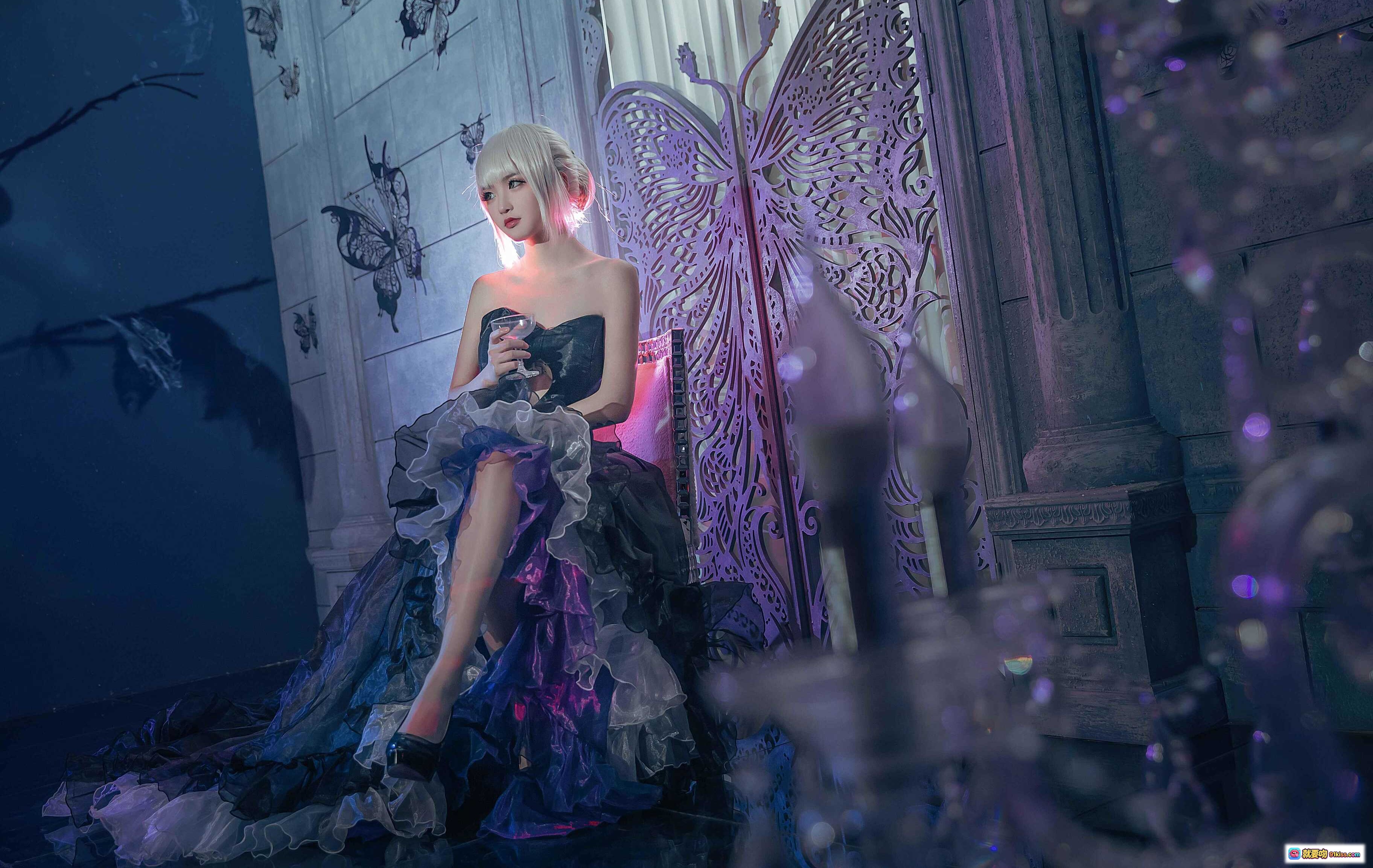 图片[10] - 吾王COS阿尔托莉雅黑裙礼服紫光古堡场景羽毛装饰唯美写真 - 就要吻