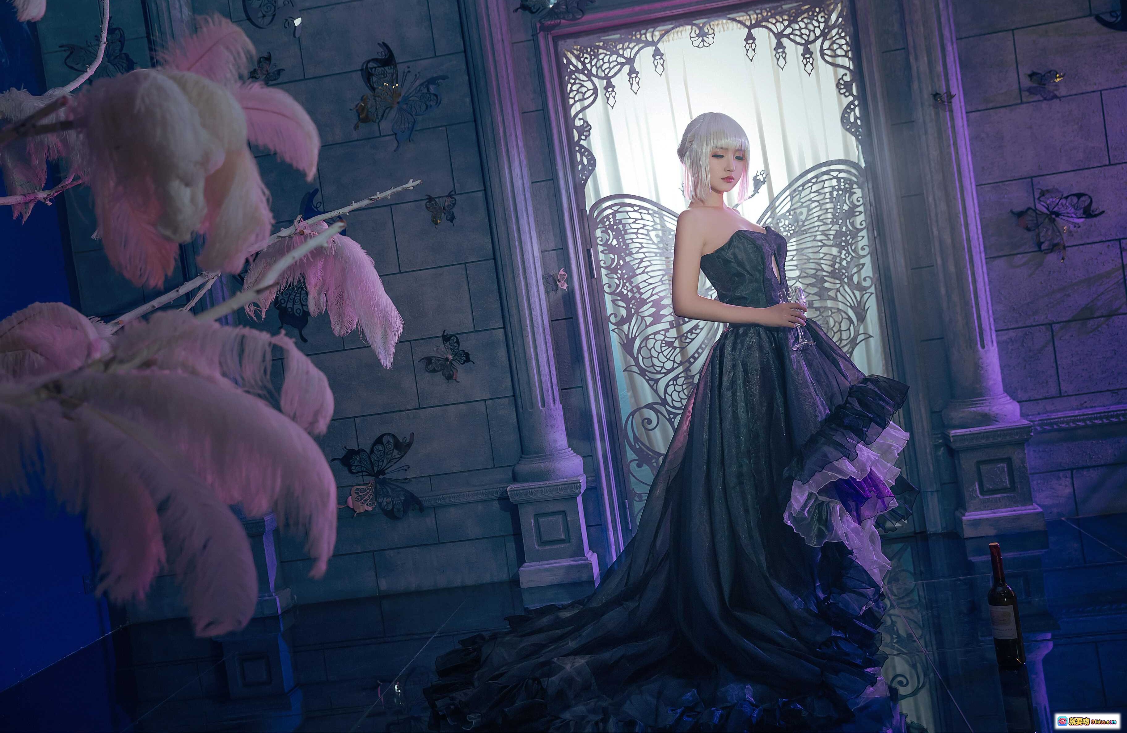 吾王COS阿尔托莉雅黑裙礼服紫光古堡场景羽毛装饰唯美写真 - 就要吻
