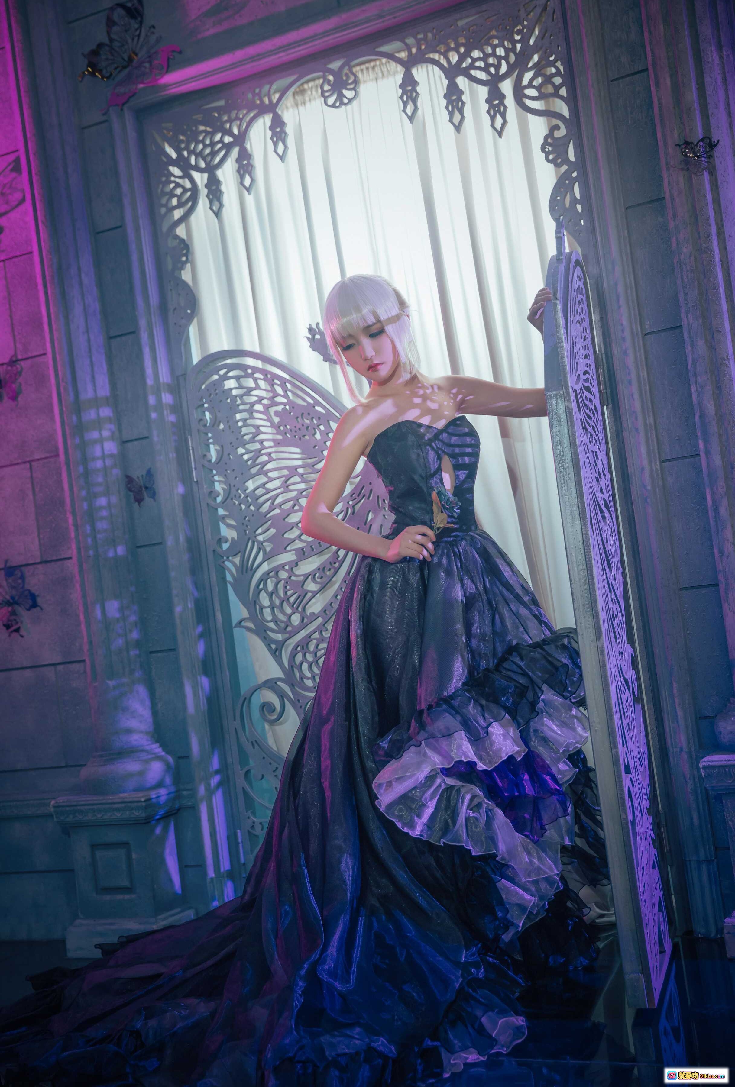 图片[4] - 吾王COS阿尔托莉雅黑裙礼服紫光古堡场景羽毛装饰唯美写真 - 就要吻