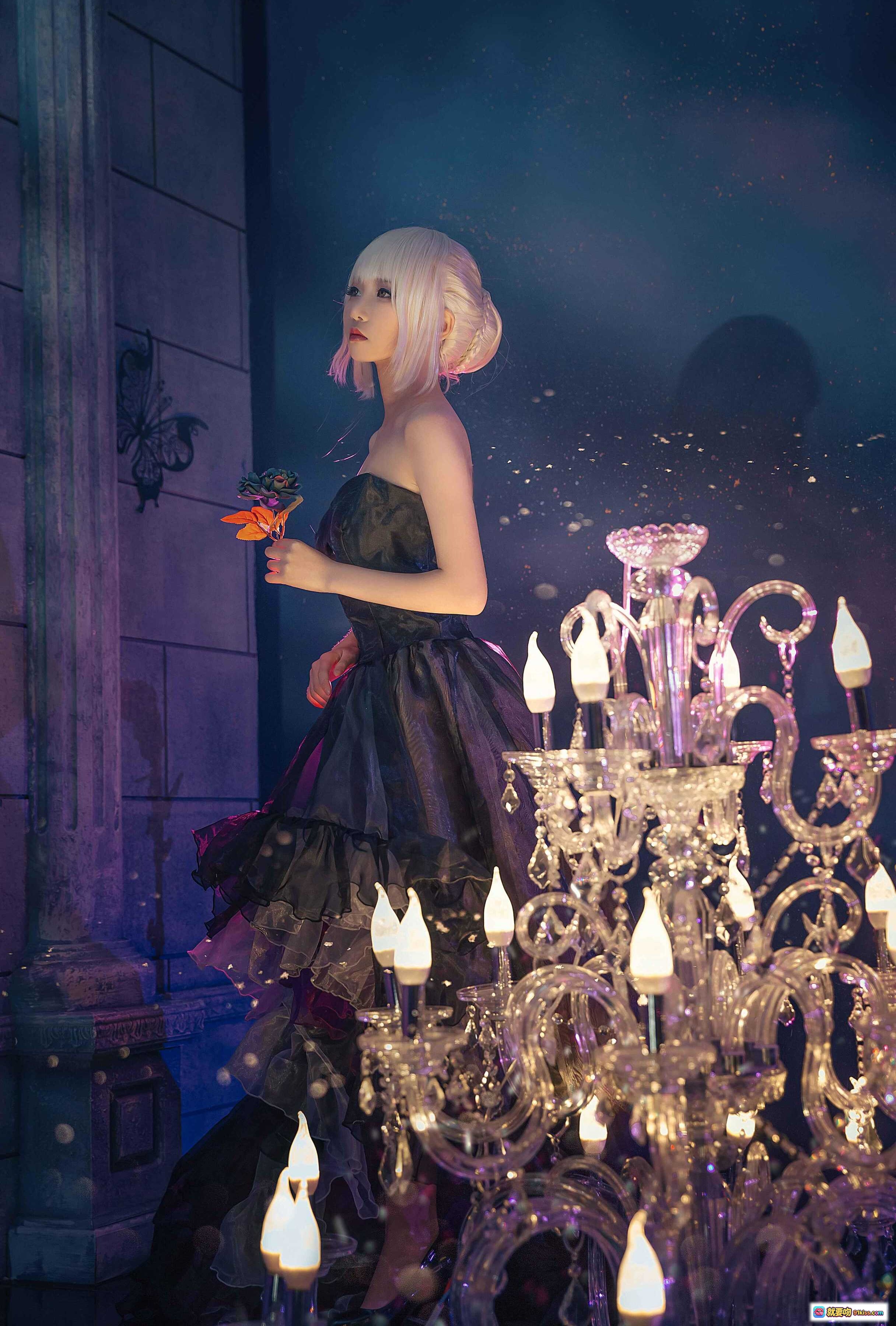 图片[5] - 吾王COS阿尔托莉雅黑裙礼服紫光古堡场景羽毛装饰唯美写真 - 就要吻