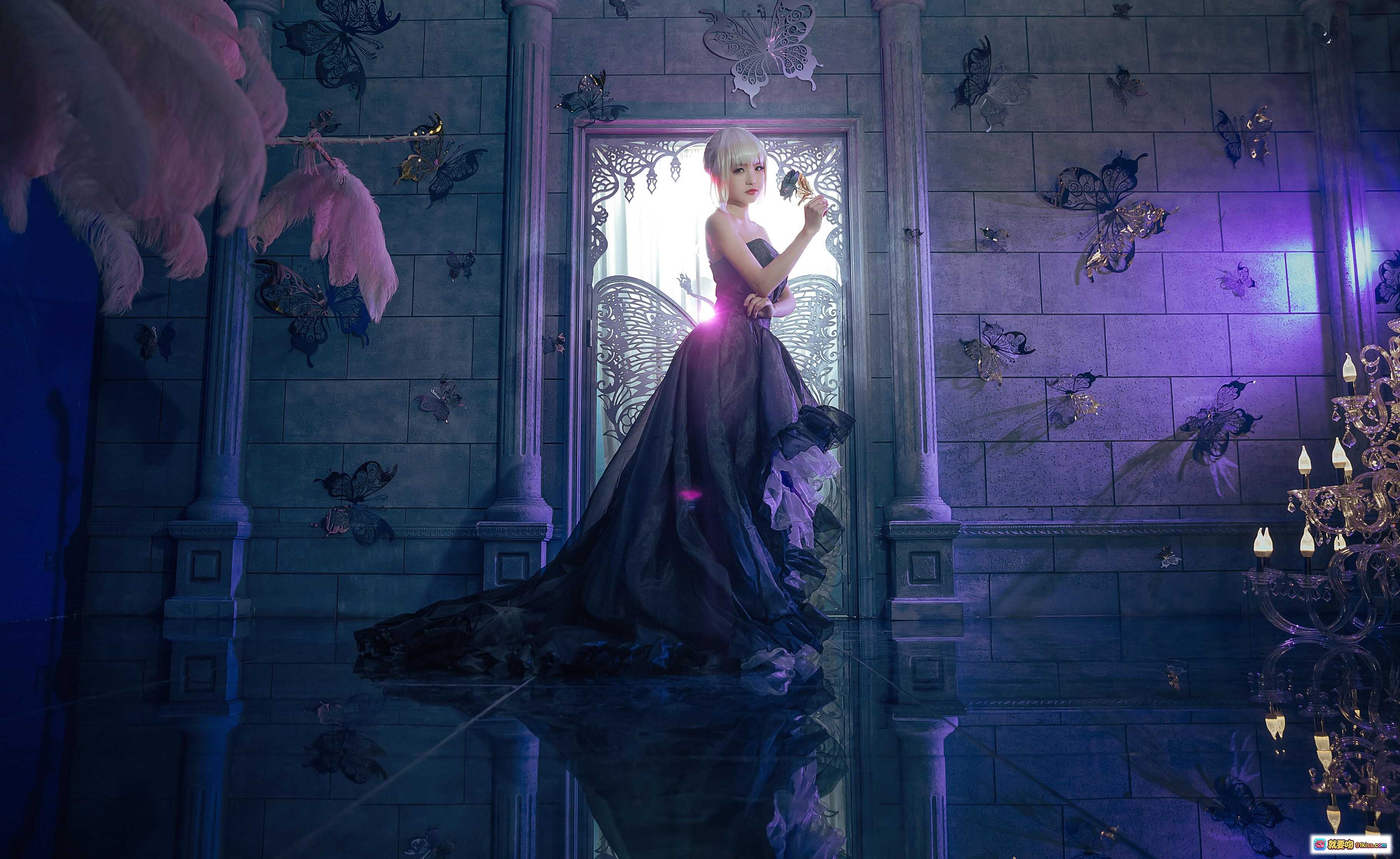 图片[9] - 吾王COS阿尔托莉雅黑裙礼服紫光古堡场景羽毛装饰唯美写真 - 就要吻