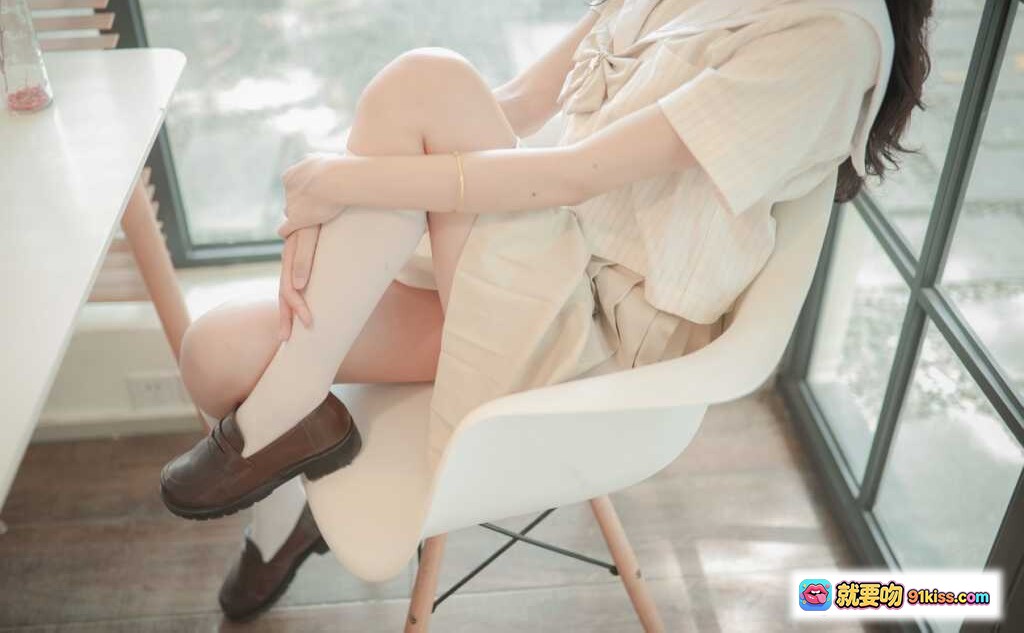 图片[2] - 木绵绵OwO NO.026 水手服少女楼梯写真 白色过膝袜+棕色乐福鞋 清新日系风格 19P高清图集 - 就要吻