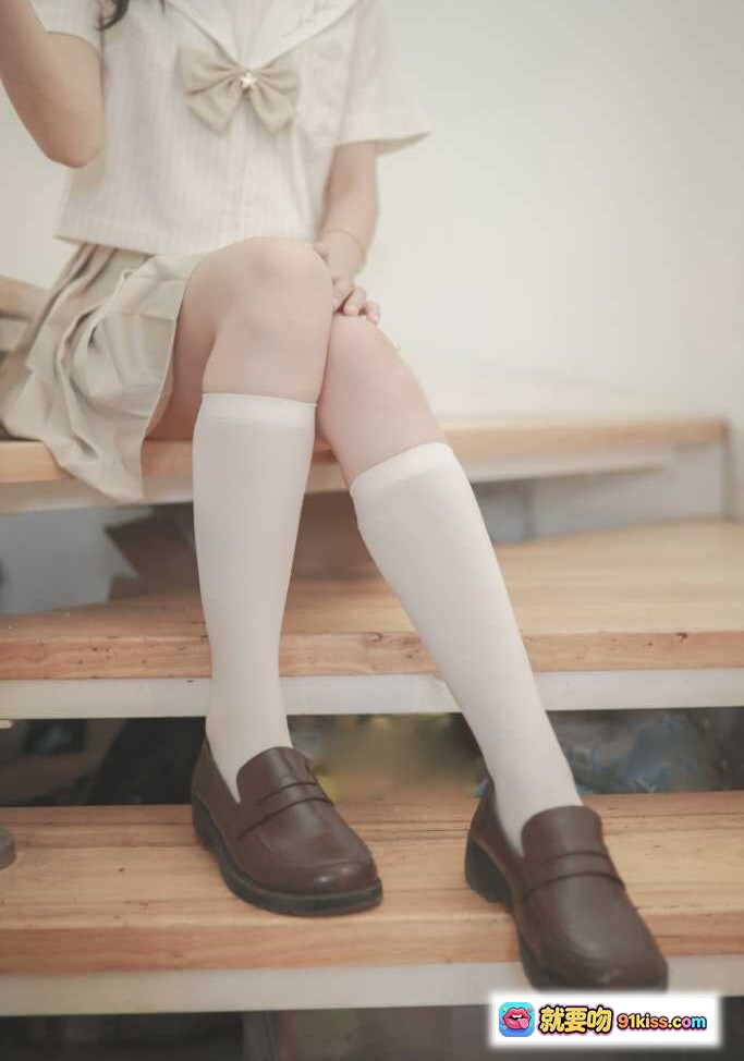 图片[5] - 木绵绵OwO NO.026 水手服少女楼梯写真 白色过膝袜+棕色乐福鞋 清新日系风格 19P高清图集 - 就要吻