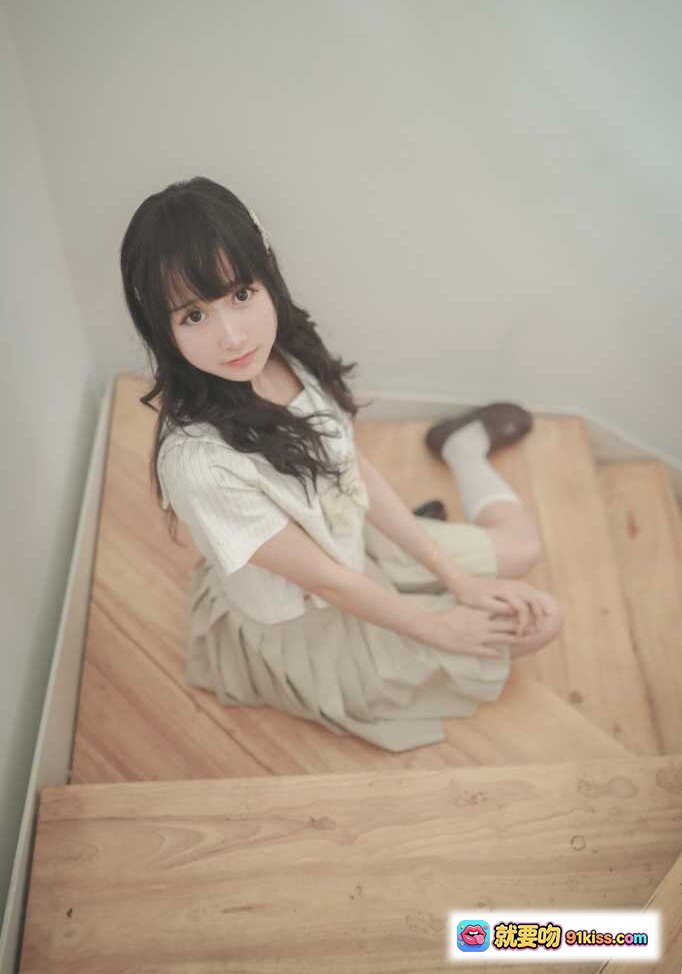 图片[7] - 木绵绵OwO NO.026 水手服少女楼梯写真 白色过膝袜+棕色乐福鞋 清新日系风格 19P高清图集 - 就要吻