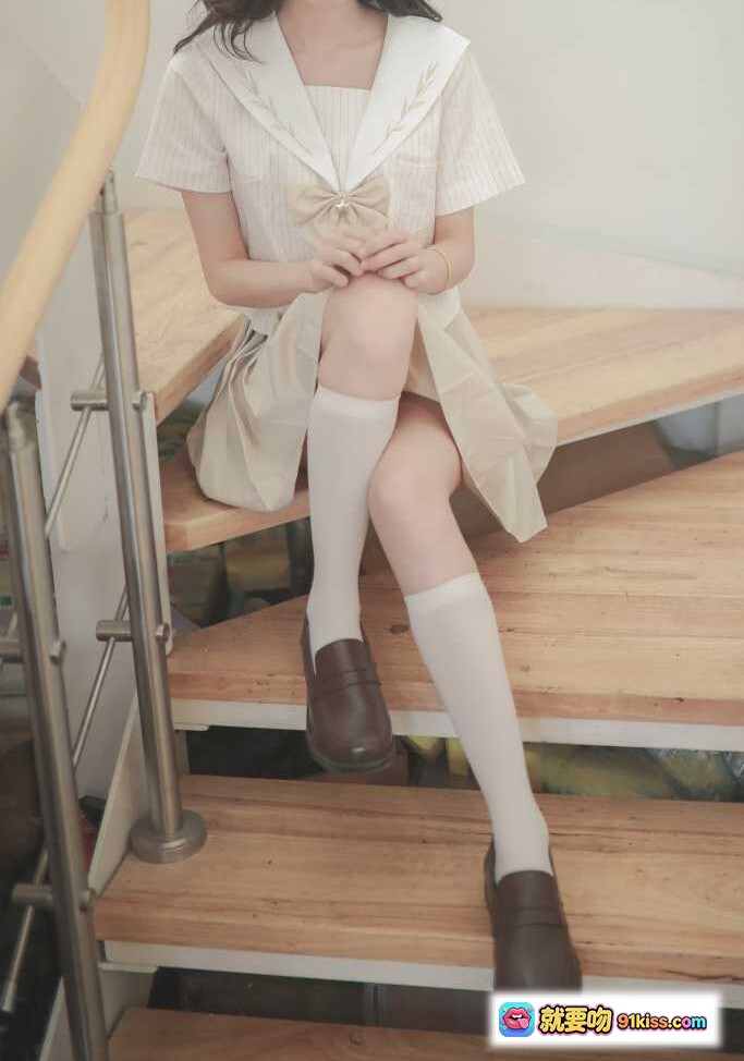 图片[1] - 木绵绵OwO NO.026 水手服少女楼梯写真 白色过膝袜+棕色乐福鞋 清新日系风格 19P高清图集 - 就要吻