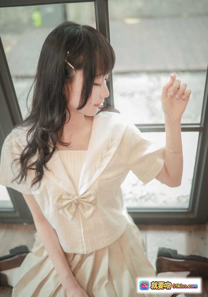 图片[8] - 木绵绵OwO NO.026 水手服少女楼梯写真 白色过膝袜+棕色乐福鞋 清新日系风格 19P高清图集 - 就要吻