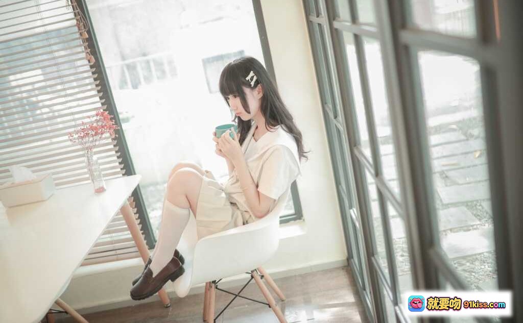 图片[3] - 木绵绵OwO NO.026 水手服少女楼梯写真 白色过膝袜+棕色乐福鞋 清新日系风格 19P高清图集 - 就要吻