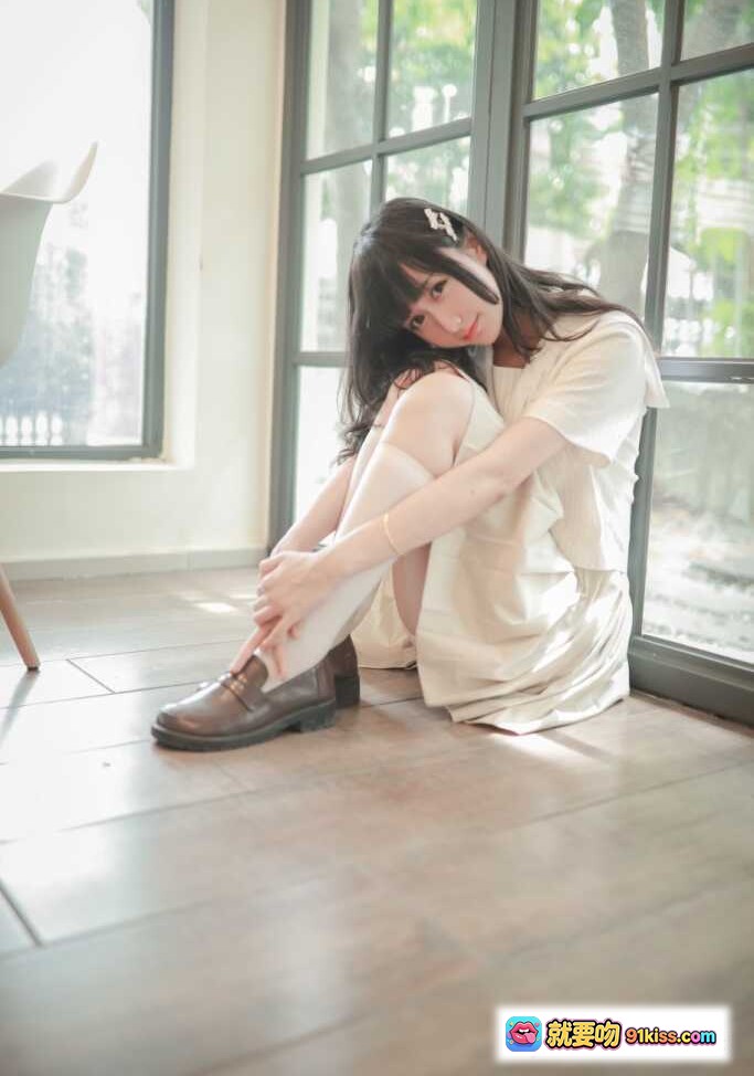 图片[9] - 木绵绵OwO NO.026 水手服少女楼梯写真 白色过膝袜+棕色乐福鞋 清新日系风格 19P高清图集 - 就要吻