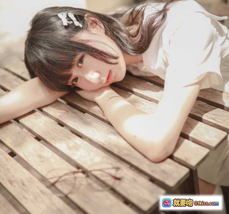 图片[4] - 木绵绵OwO NO.026 水手服少女楼梯写真 白色过膝袜+棕色乐福鞋 清新日系风格 19P高清图集 - 就要吻