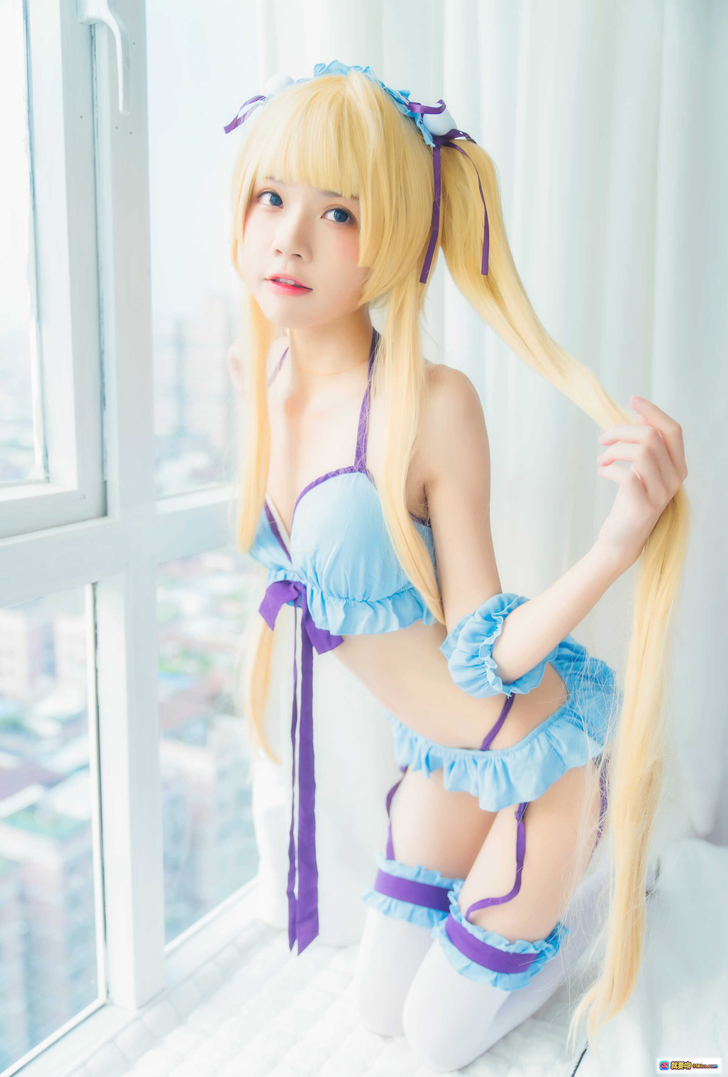 图片[10] - 桜桃喵英梨梨COS写真 | 蓝紫女仆装 | 金发双马尾 | 甜美性感 | 室内窗边拍摄 | 高清53P - 就要吻