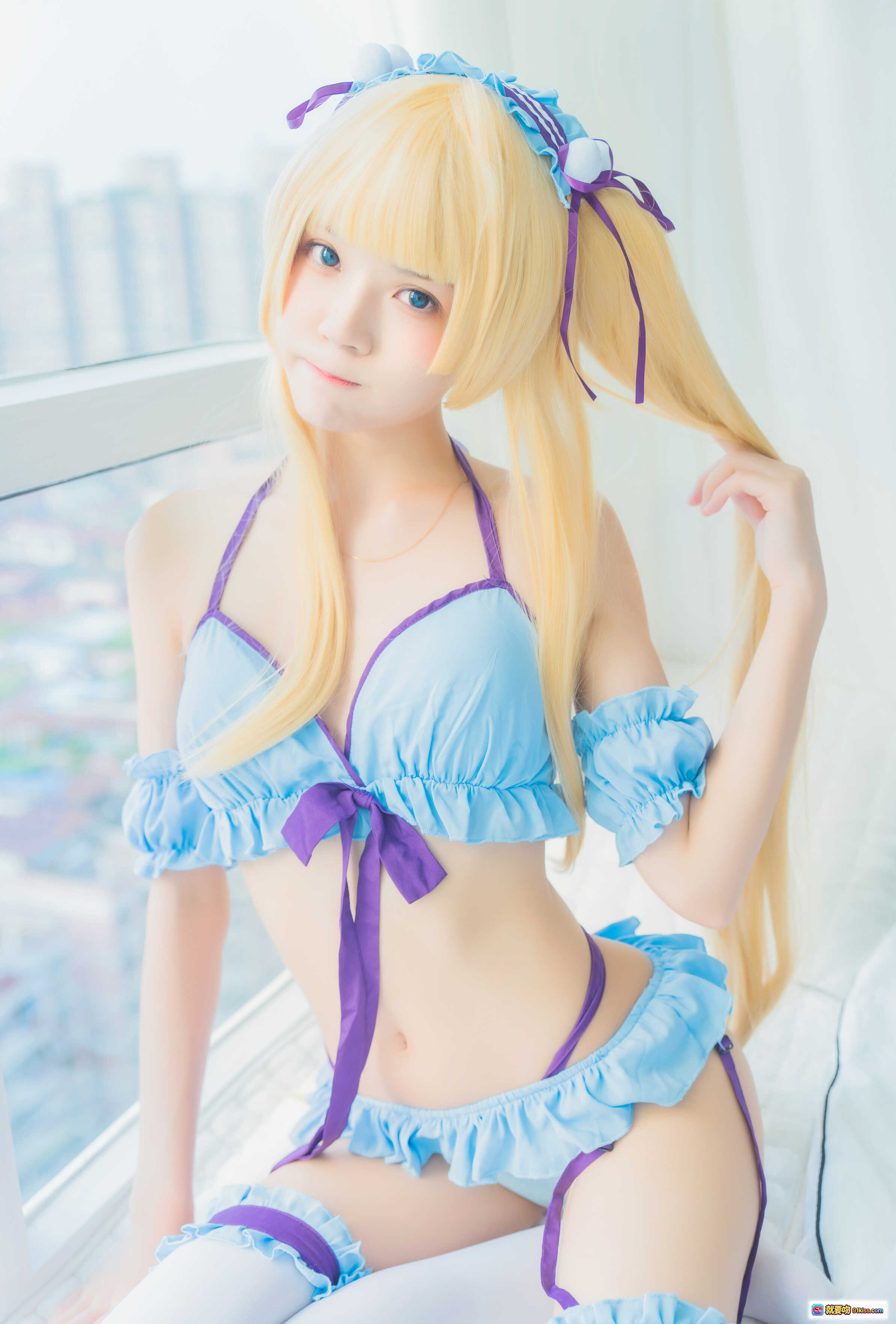 桜桃喵英梨梨COS写真 | 蓝紫女仆装 | 金发双马尾 | 甜美性感 | 室内窗边拍摄 | 高清53P - 就要吻