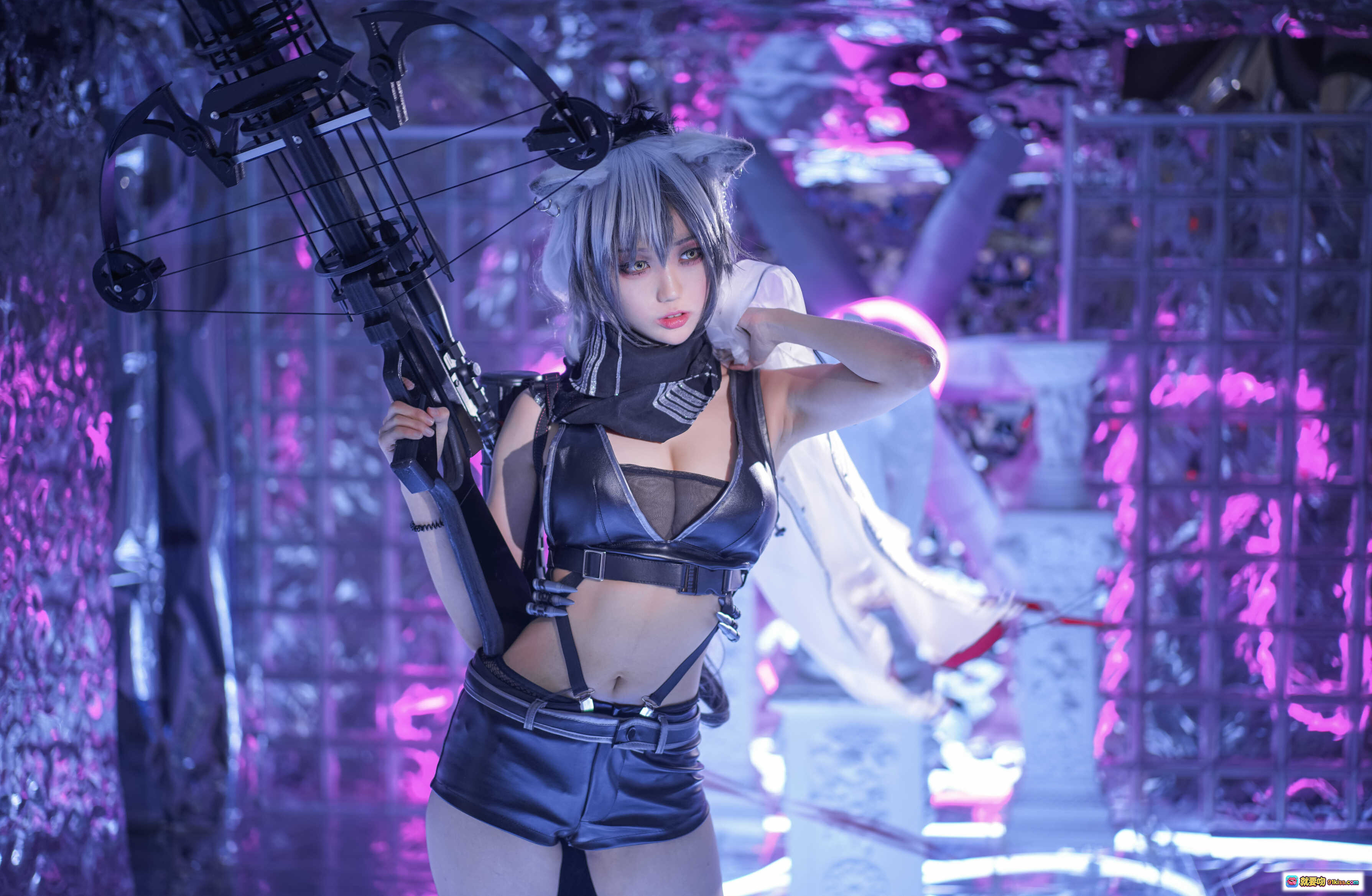 图片[6] - 周叽可爱兔兔NO.004黑单人思令Cosplay写真｜银发少女持弩弓｜暗黑系皮衣短裤造型｜紫色霓虹光影氛围感大片 - 就要吻