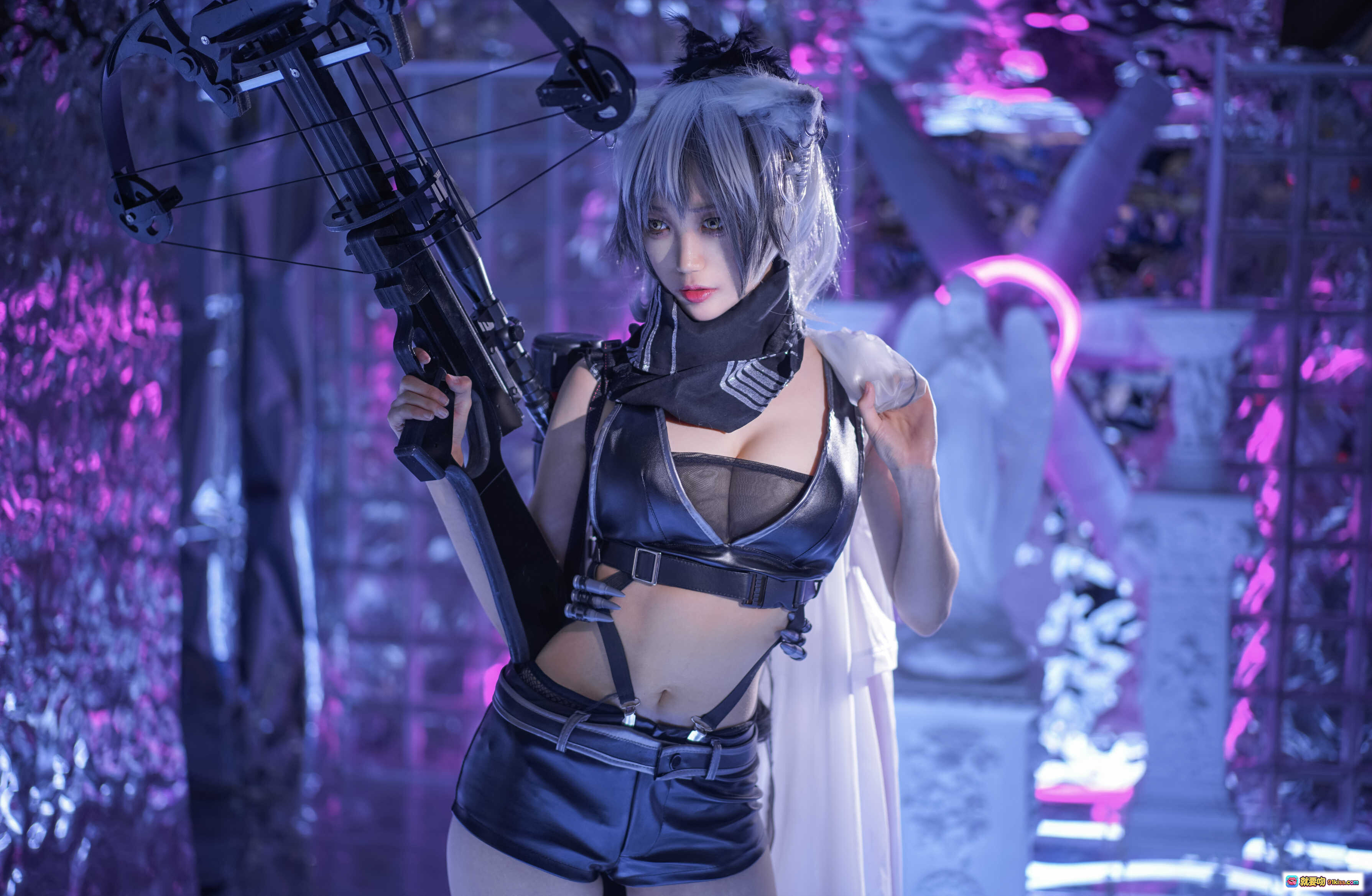 周叽可爱兔兔NO.004黑单人思令Cosplay写真｜银发少女持弩弓｜暗黑系皮衣短裤造型｜紫色霓虹光影氛围感大片 - 就要吻