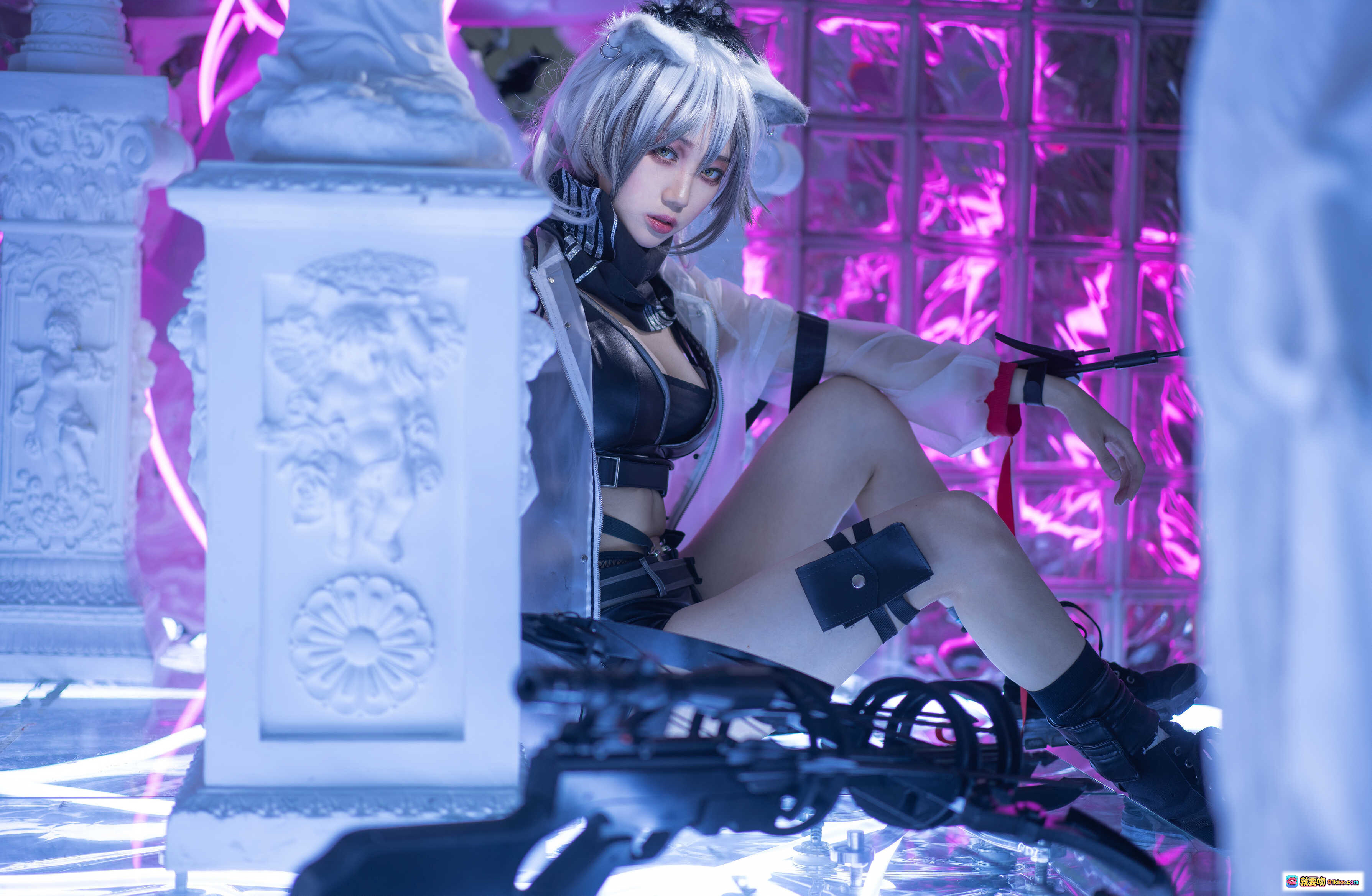 图片[2] - 周叽可爱兔兔NO.004黑单人思令Cosplay写真｜银发少女持弩弓｜暗黑系皮衣短裤造型｜紫色霓虹光影氛围感大片 - 就要吻