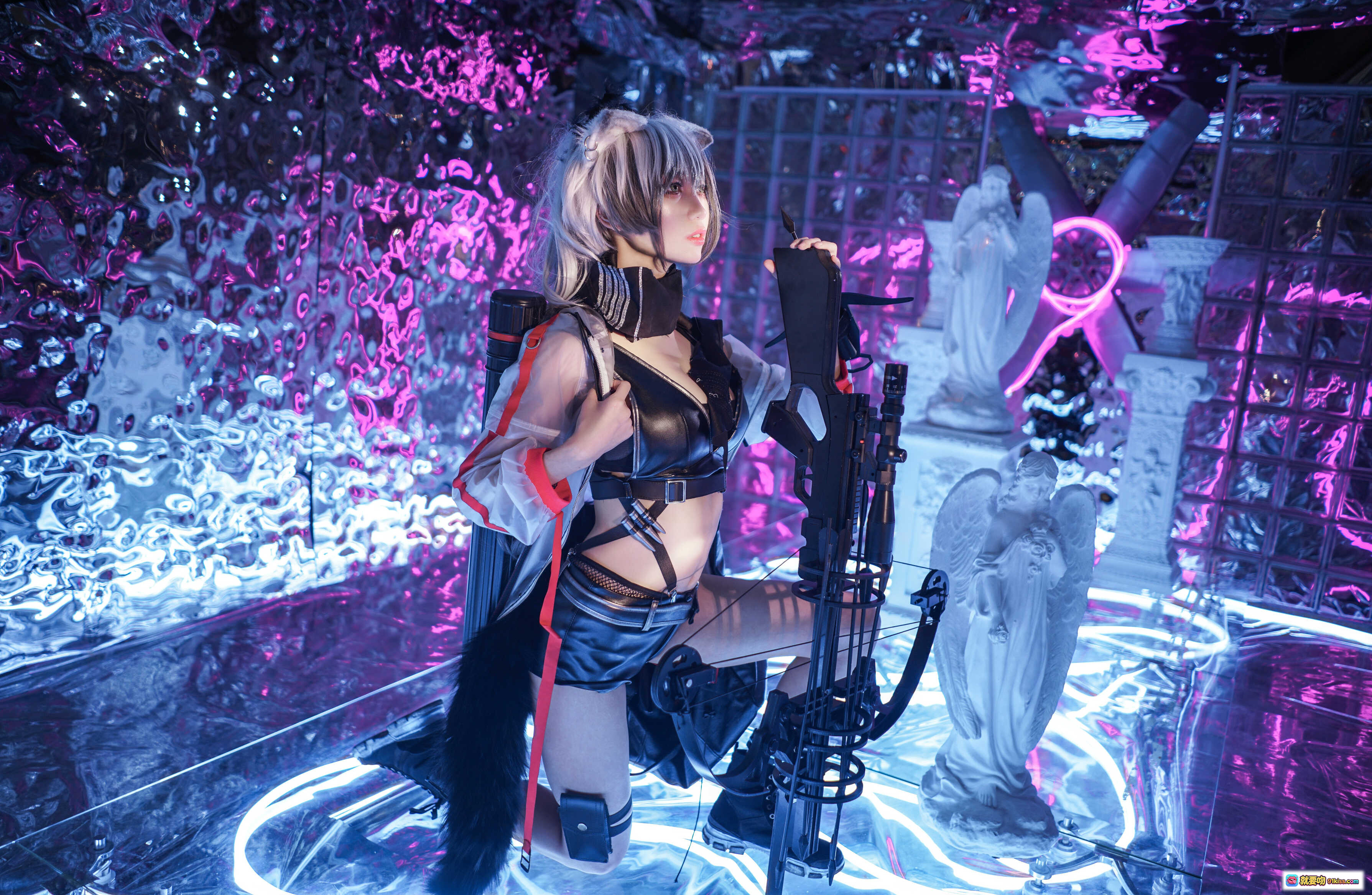图片[7] - 周叽可爱兔兔NO.004黑单人思令Cosplay写真｜银发少女持弩弓｜暗黑系皮衣短裤造型｜紫色霓虹光影氛围感大片 - 就要吻