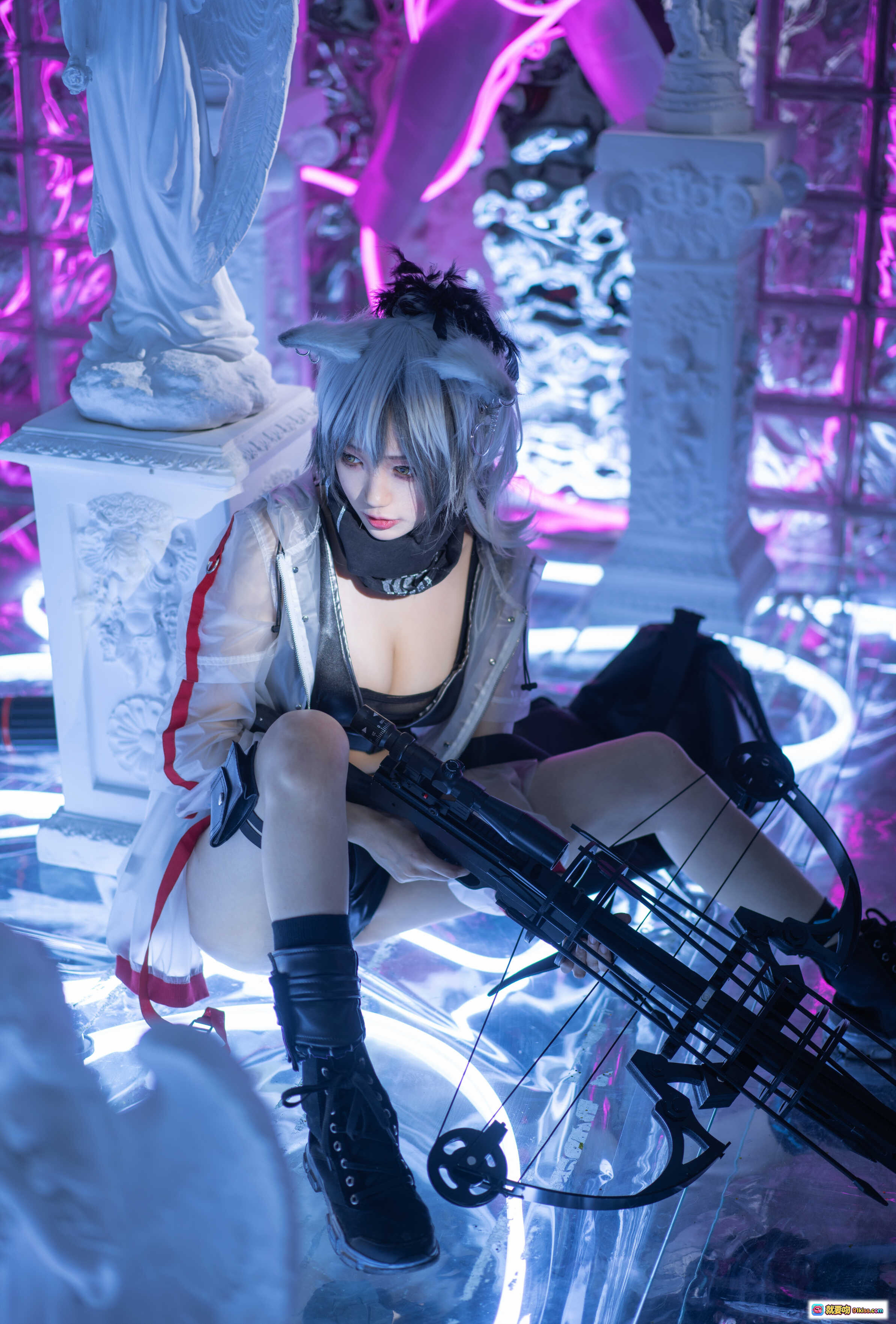 图片[9] - 周叽可爱兔兔NO.004黑单人思令Cosplay写真｜银发少女持弩弓｜暗黑系皮衣短裤造型｜紫色霓虹光影氛围感大片 - 就要吻