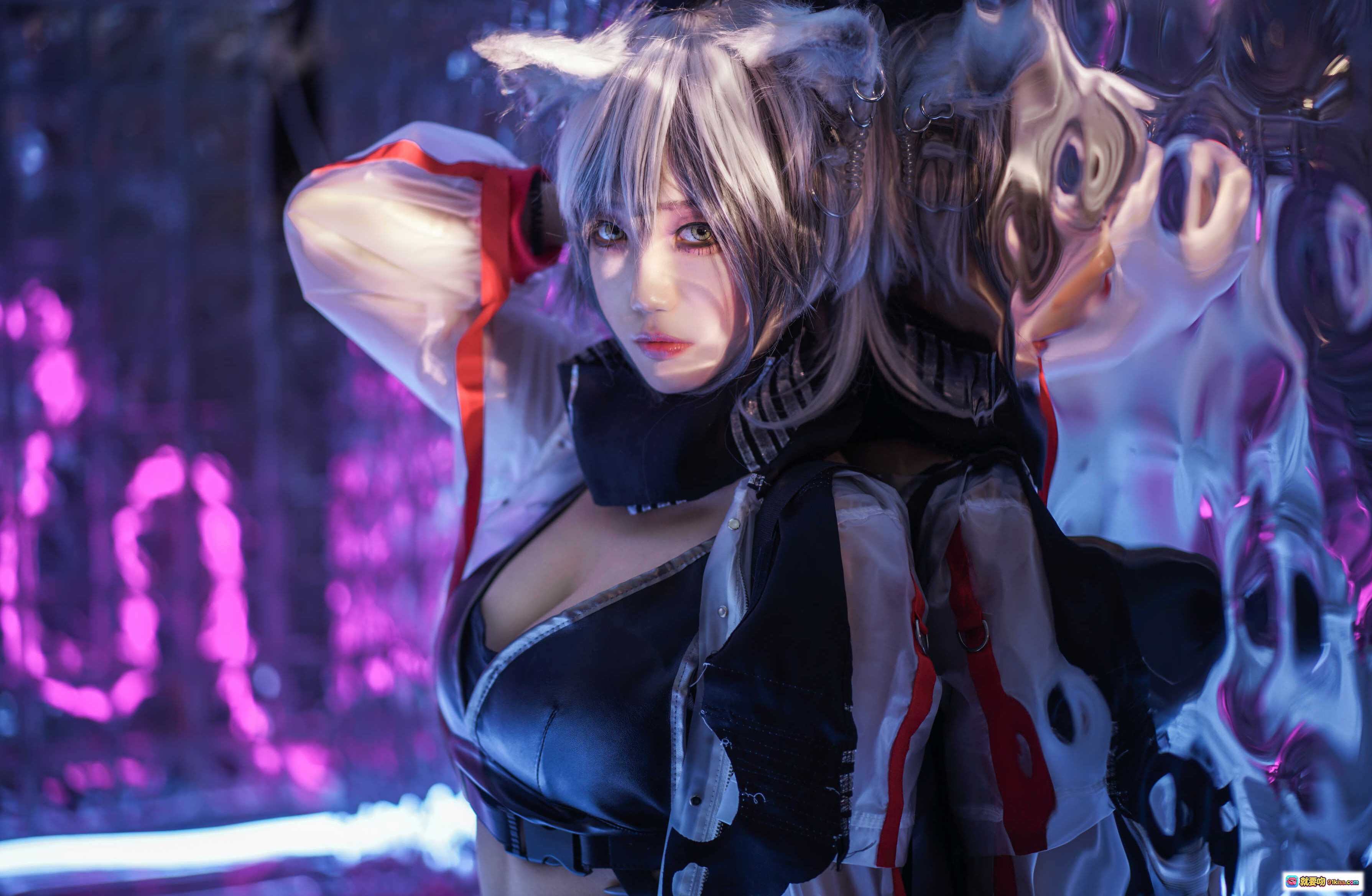 图片[5] - 周叽可爱兔兔NO.004黑单人思令Cosplay写真｜银发少女持弩弓｜暗黑系皮衣短裤造型｜紫色霓虹光影氛围感大片 - 就要吻