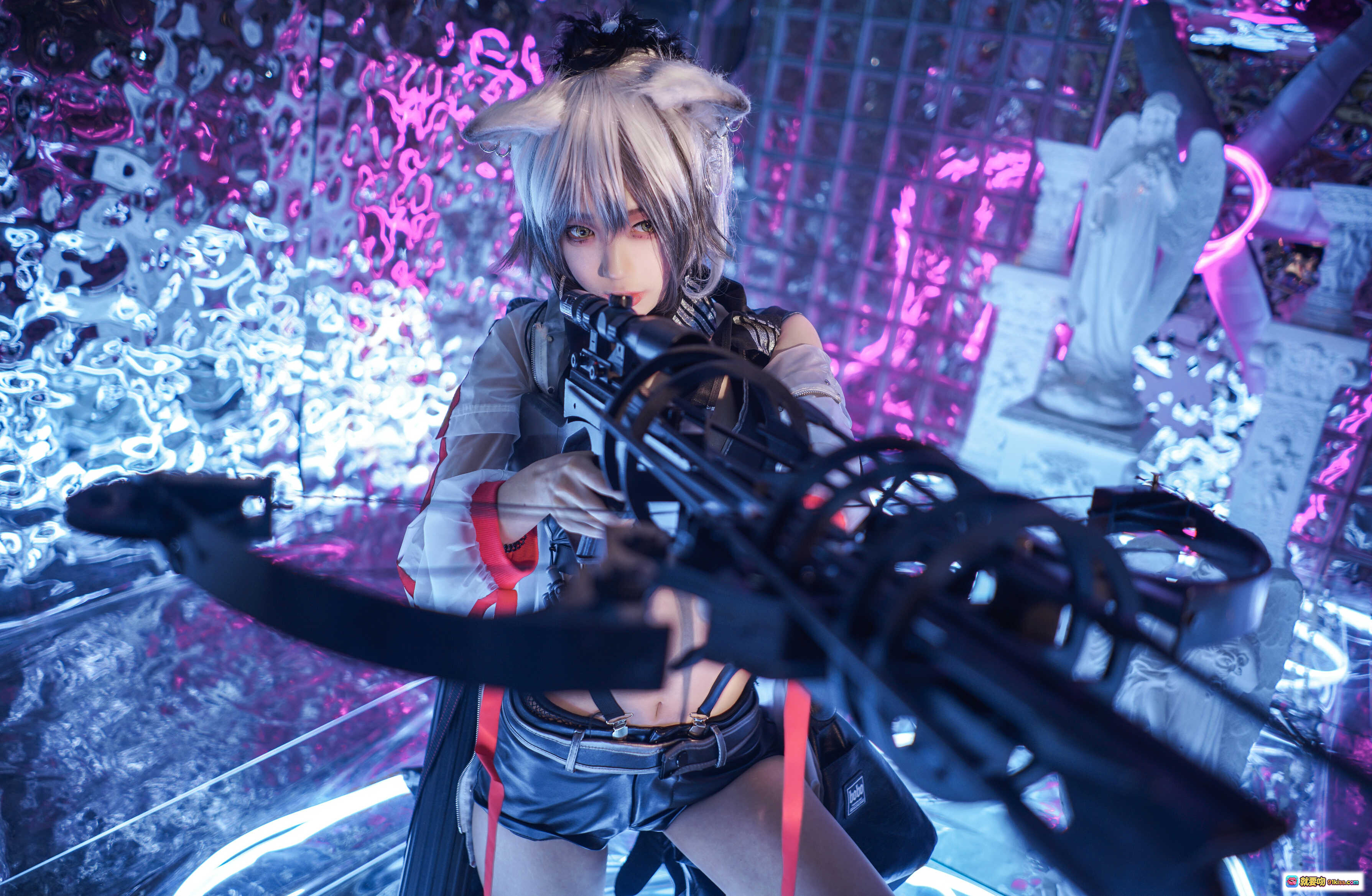 图片[10] - 周叽可爱兔兔NO.004黑单人思令Cosplay写真｜银发少女持弩弓｜暗黑系皮衣短裤造型｜紫色霓虹光影氛围感大片 - 就要吻