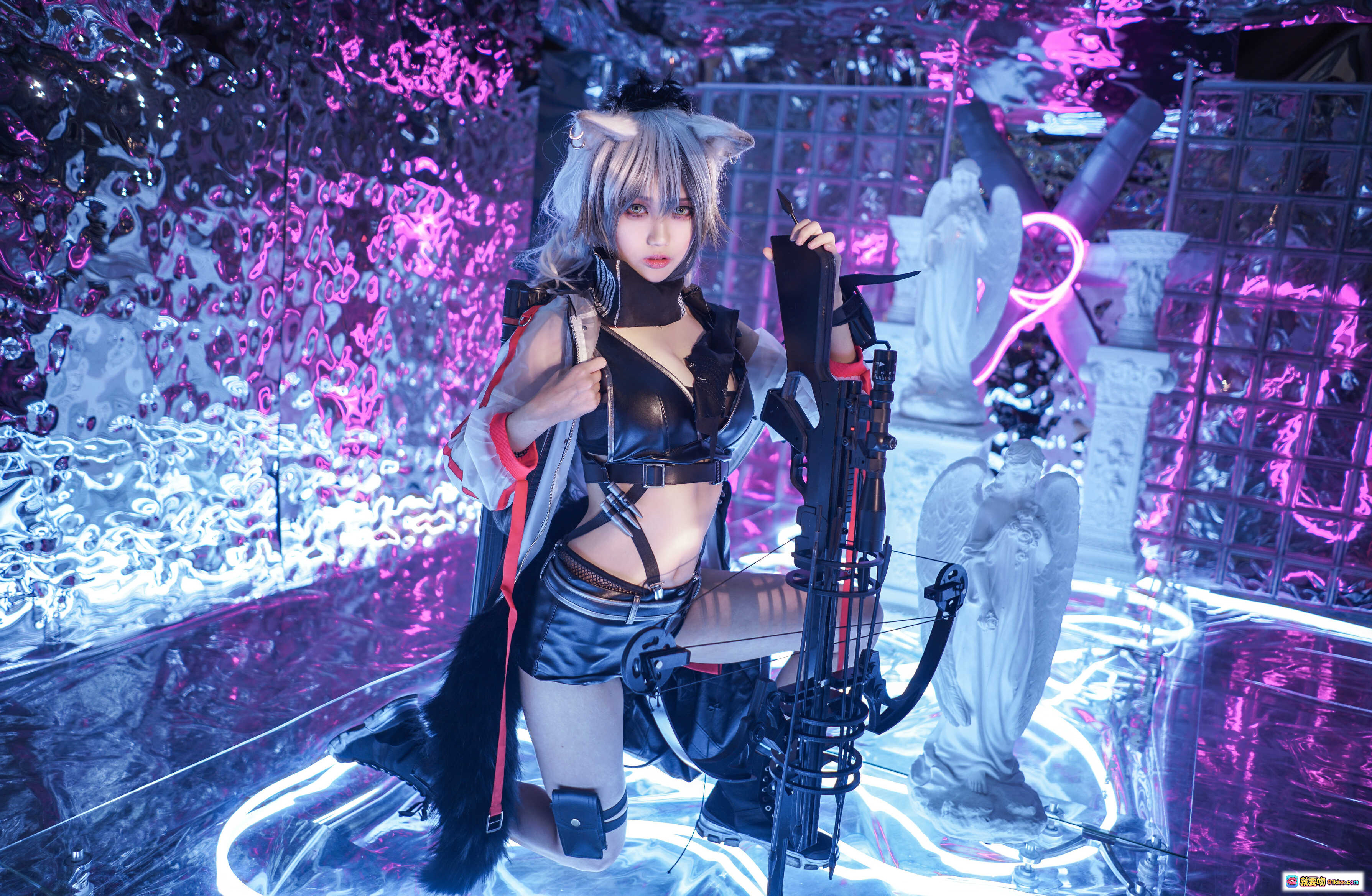 图片[4] - 周叽可爱兔兔NO.004黑单人思令Cosplay写真｜银发少女持弩弓｜暗黑系皮衣短裤造型｜紫色霓虹光影氛围感大片 - 就要吻