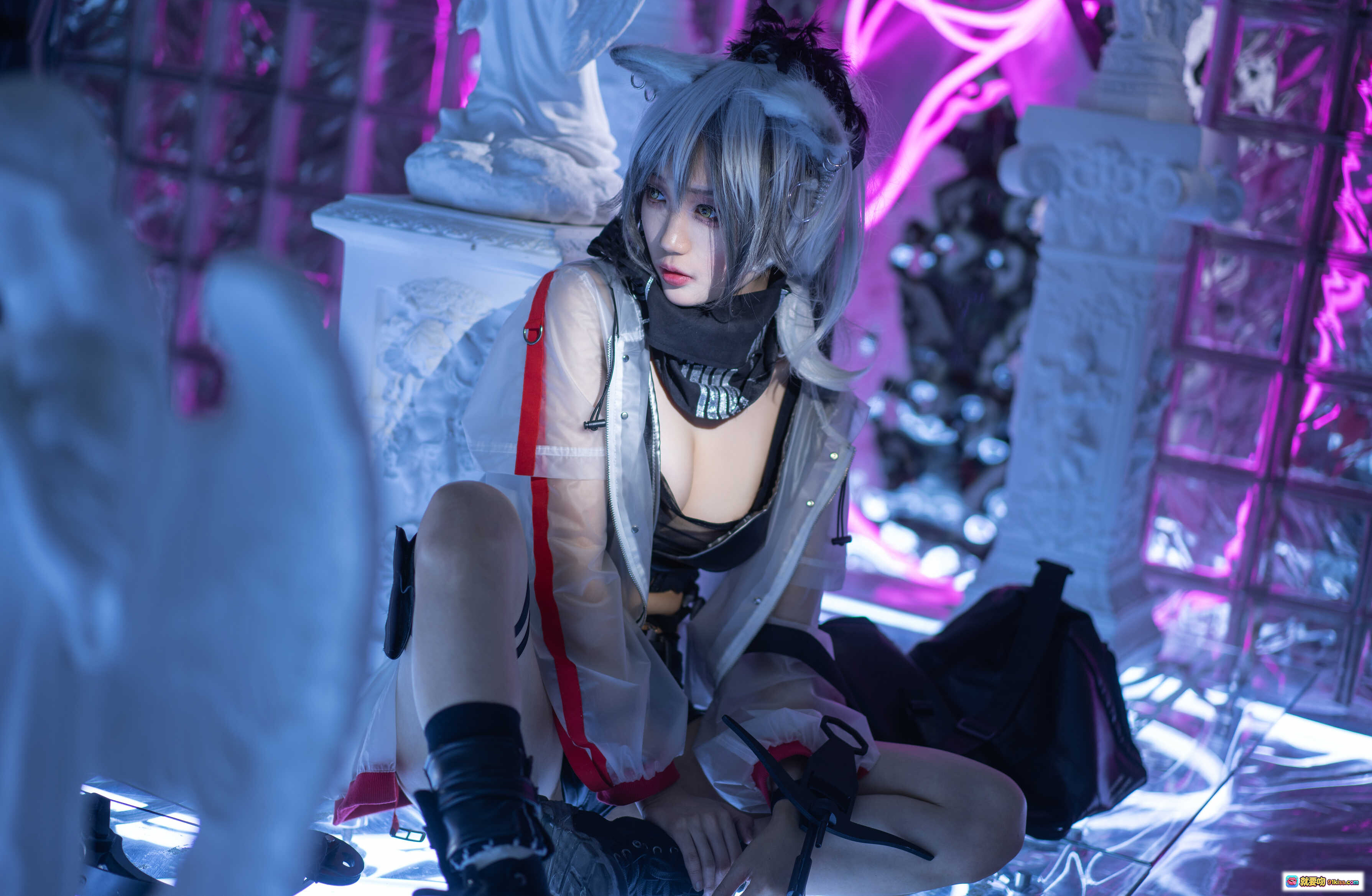 图片[3] - 周叽可爱兔兔NO.004黑单人思令Cosplay写真｜银发少女持弩弓｜暗黑系皮衣短裤造型｜紫色霓虹光影氛围感大片 - 就要吻