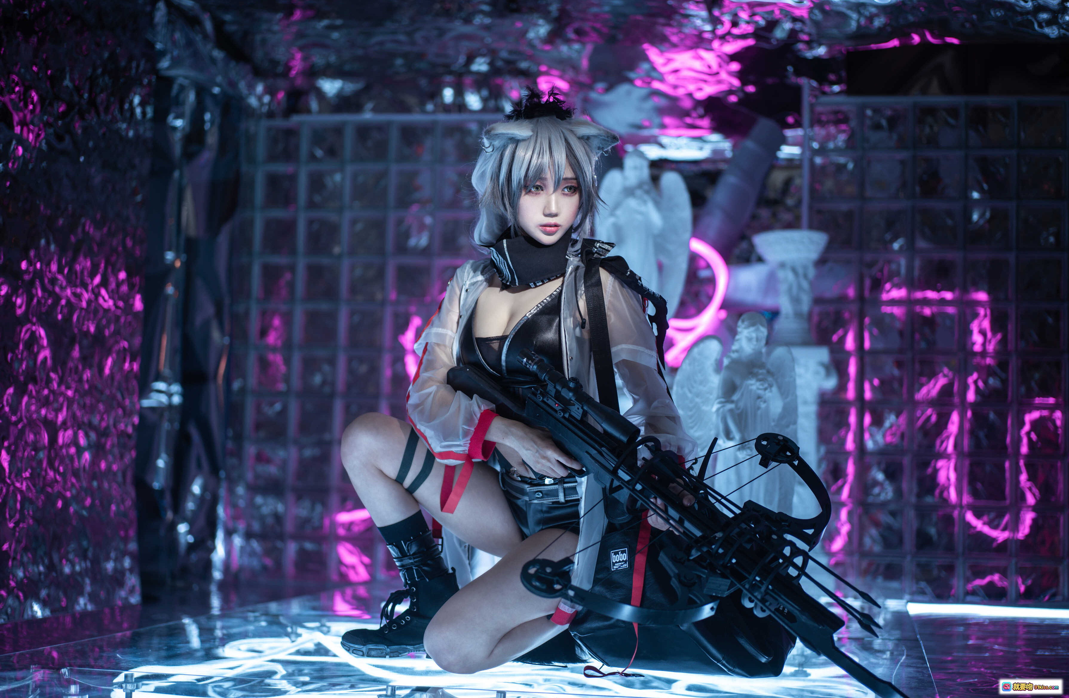 图片[8] - 周叽可爱兔兔NO.004黑单人思令Cosplay写真｜银发少女持弩弓｜暗黑系皮衣短裤造型｜紫色霓虹光影氛围感大片 - 就要吻
