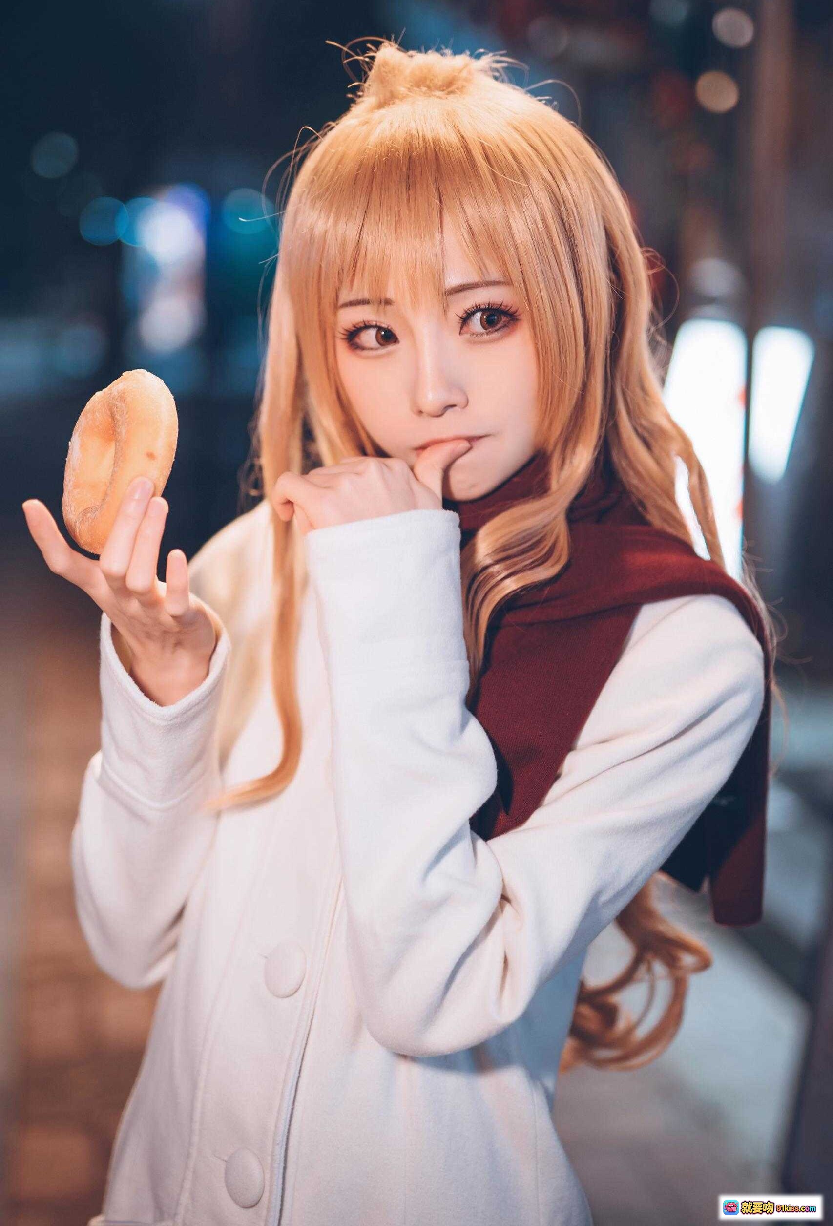 图片[1] - 逢坂大河cosplay夜景街拍 金发双马尾白外套红围巾手持面包 《龙与虎》经典角色还原 精致妆容甜美表情 - 就要吻