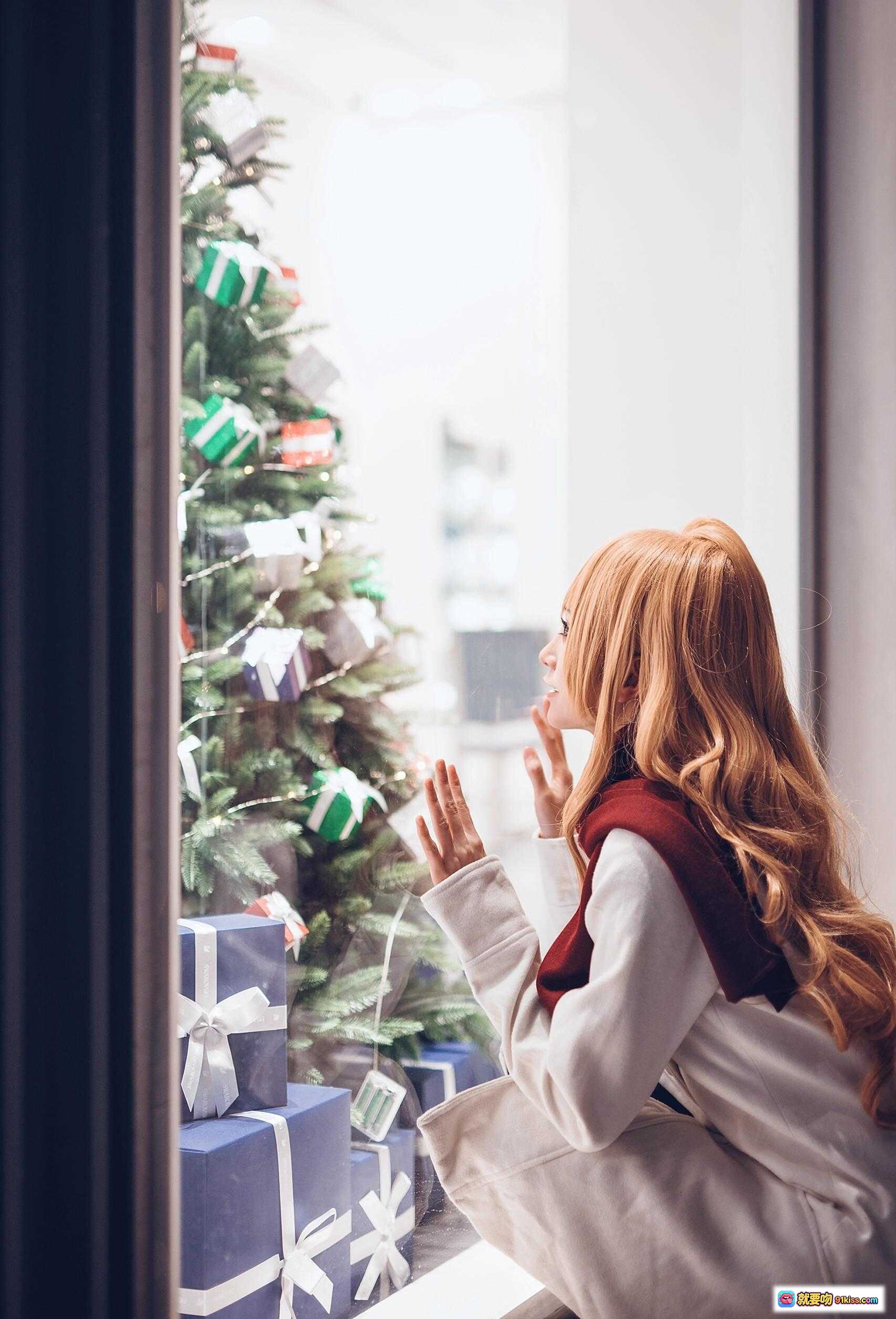 图片[2] - 逢坂大河cosplay夜景街拍 金发双马尾白外套红围巾手持面包 《龙与虎》经典角色还原 精致妆容甜美表情 - 就要吻