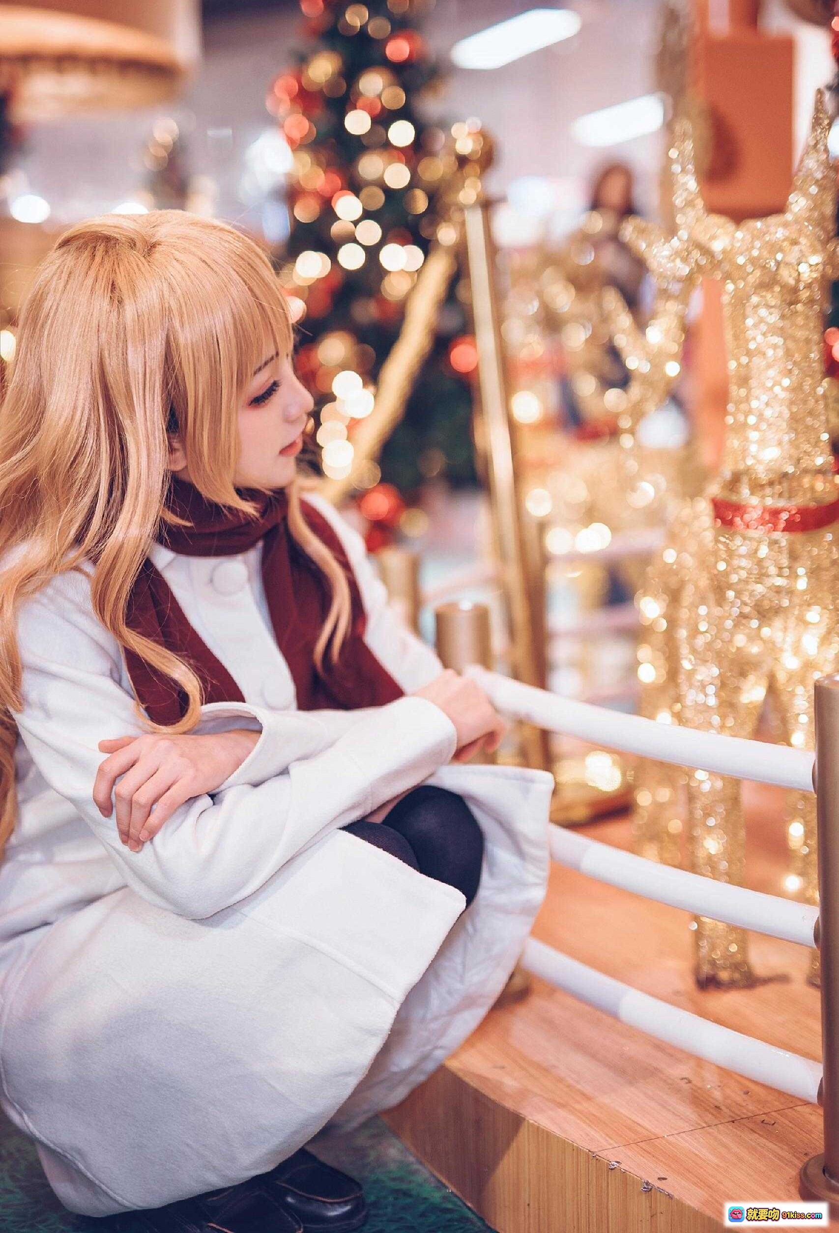 图片[3] - 逢坂大河cosplay夜景街拍 金发双马尾白外套红围巾手持面包 《龙与虎》经典角色还原 精致妆容甜美表情 - 就要吻